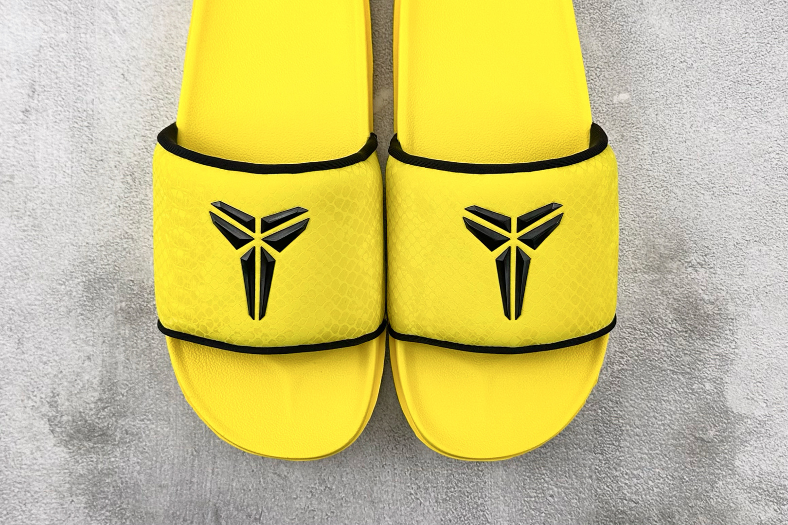 外贸专供 Nike Kobe Offcourt Slide 黄黑 IF2870-700