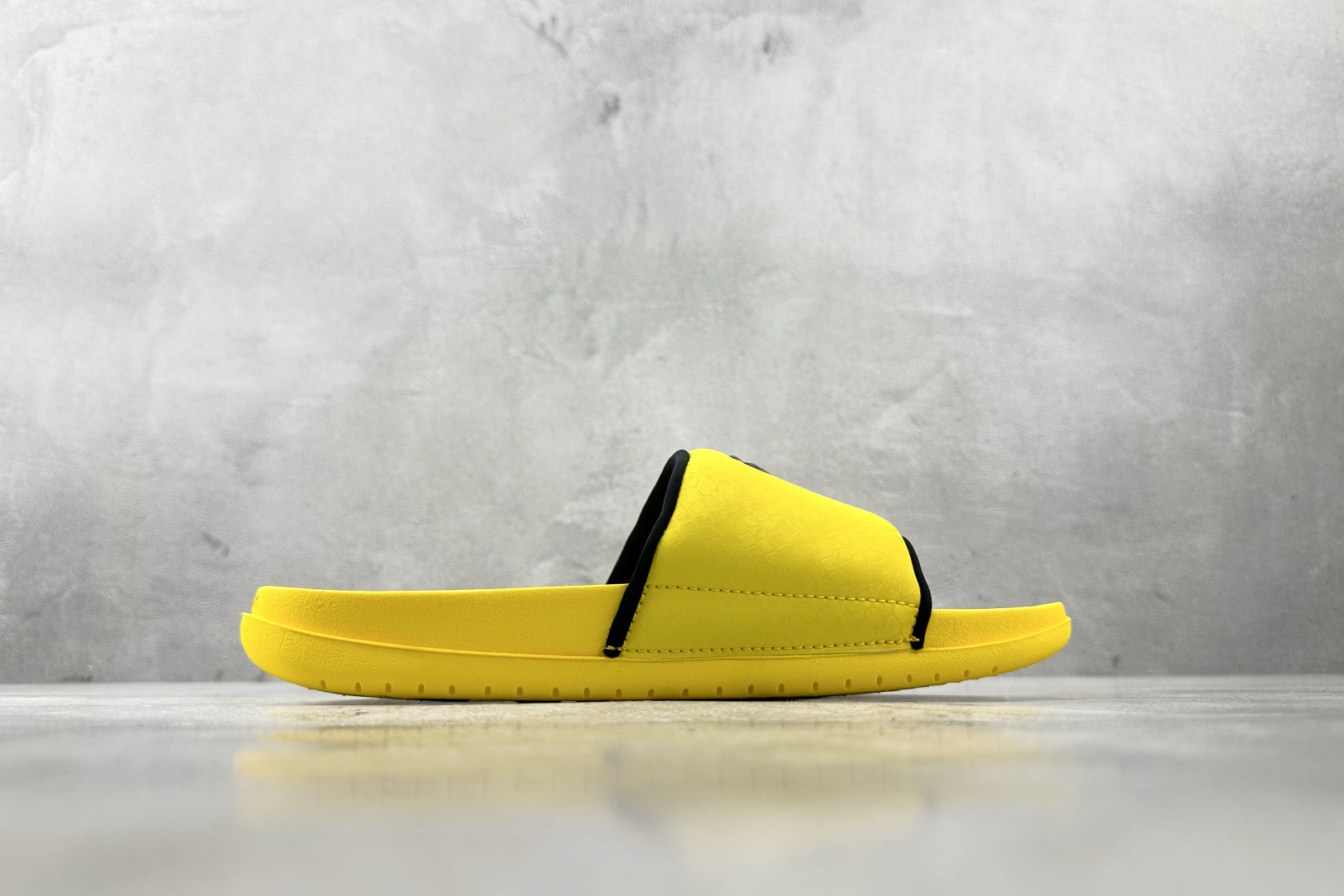外贸专供 Nike Kobe Offcourt Slide 黄黑 IF2870-700