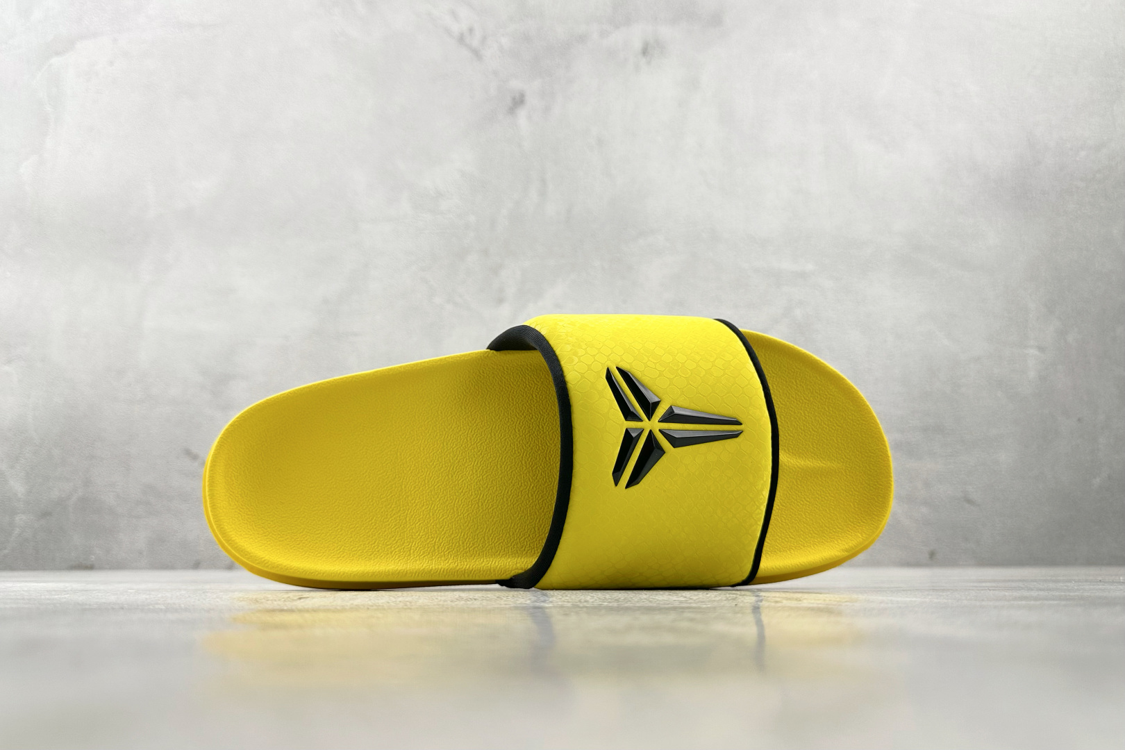 外贸专供 Nike Kobe Offcourt Slide 黄黑 IF2870-700