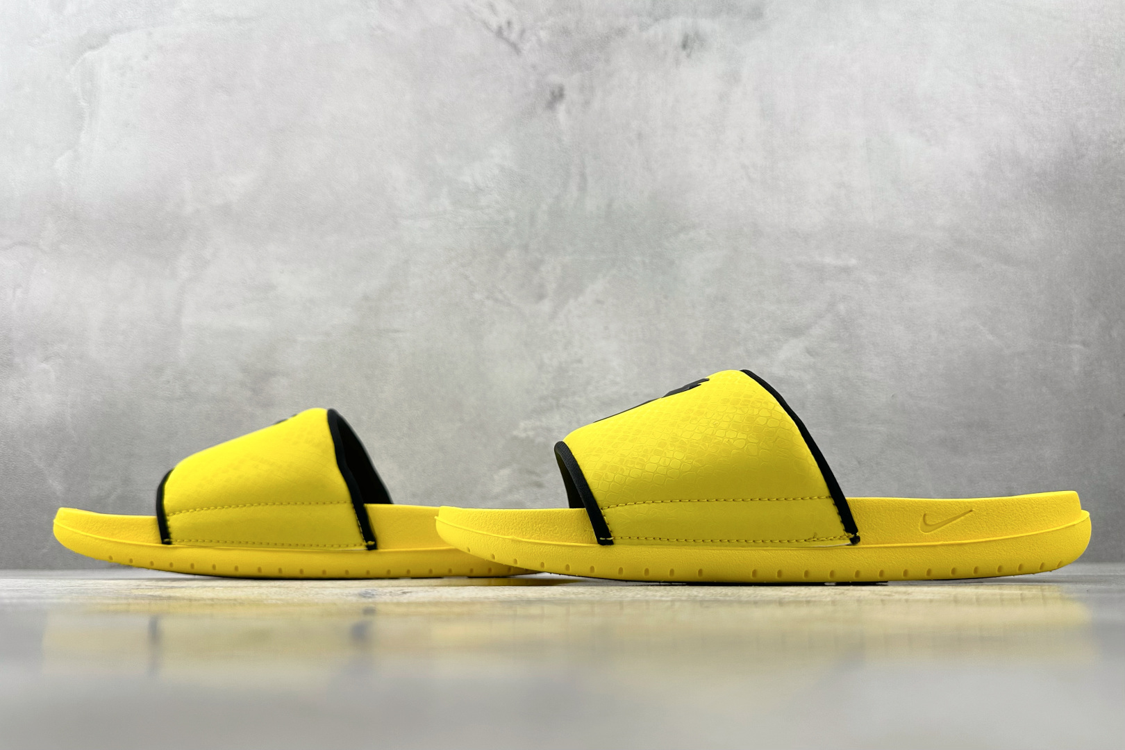 外贸专供 Nike Kobe Offcourt Slide 黄黑 IF2870-700