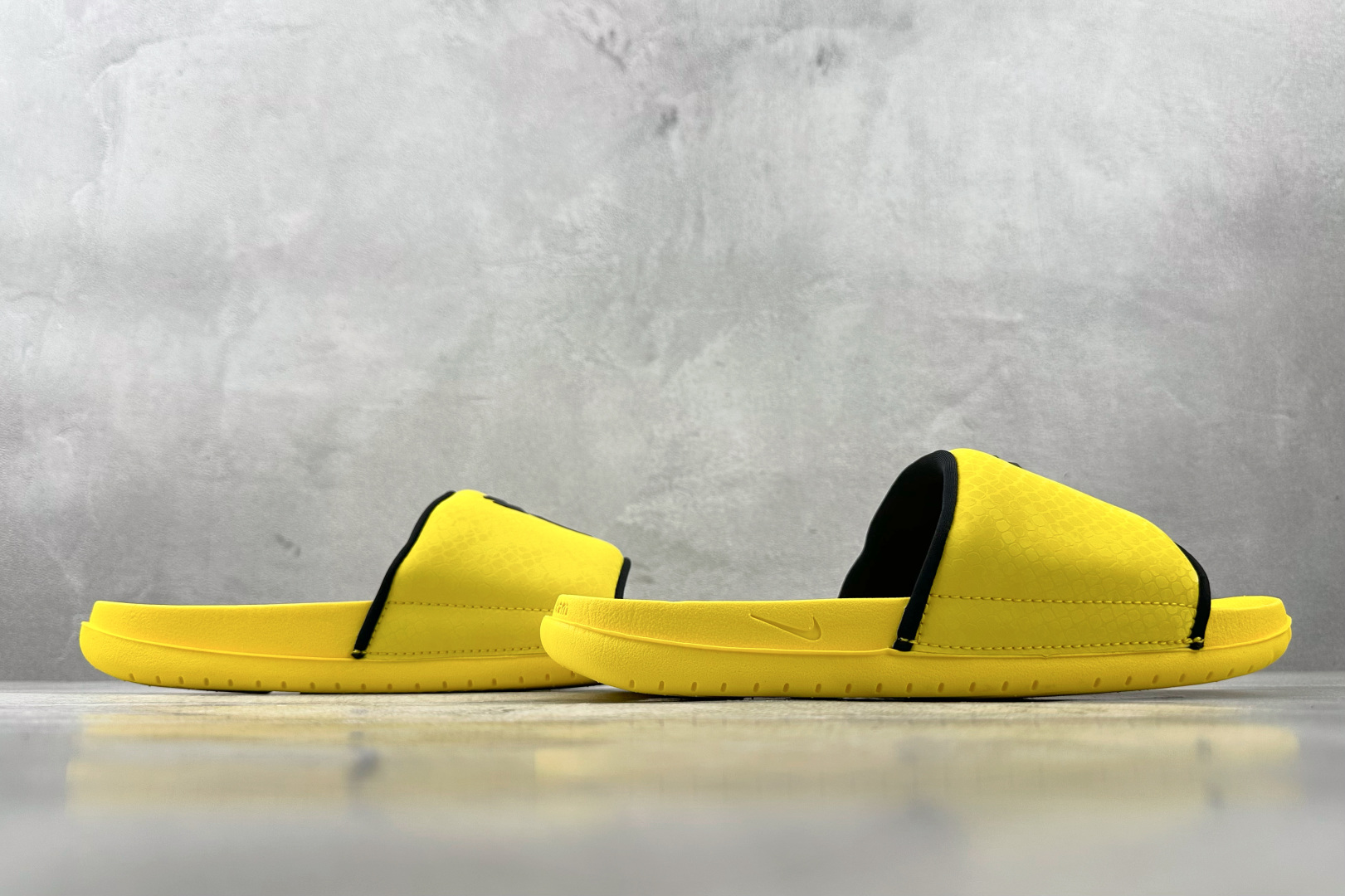 外贸专供 Nike Kobe Offcourt Slide 黄黑 IF2870-700