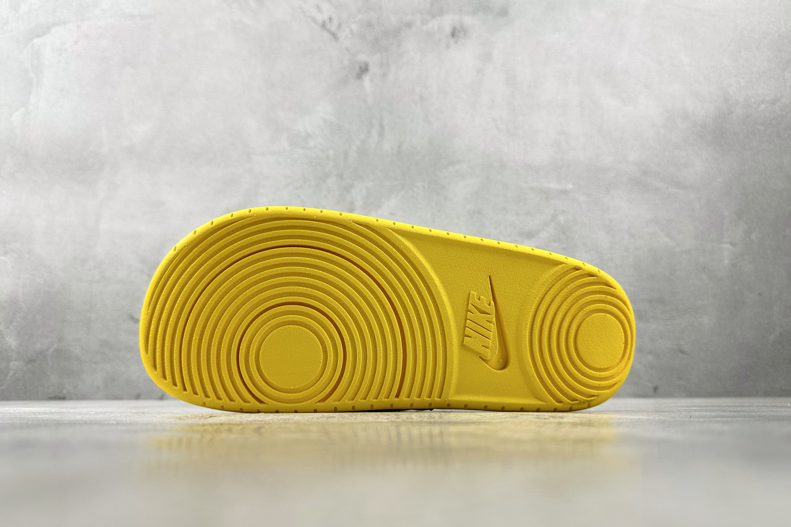外贸专供 Nike Kobe Offcourt Slide 黄黑 IF2870-700