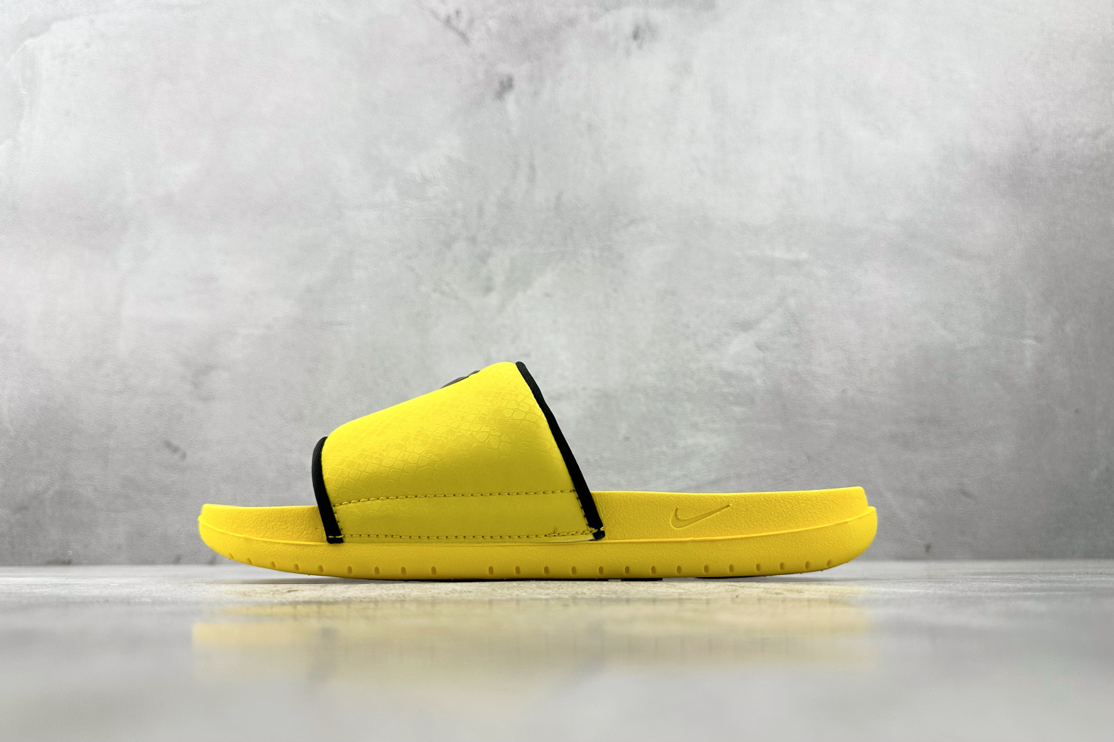 外贸专供 Nike Kobe Offcourt Slide 黄黑 IF2870-700