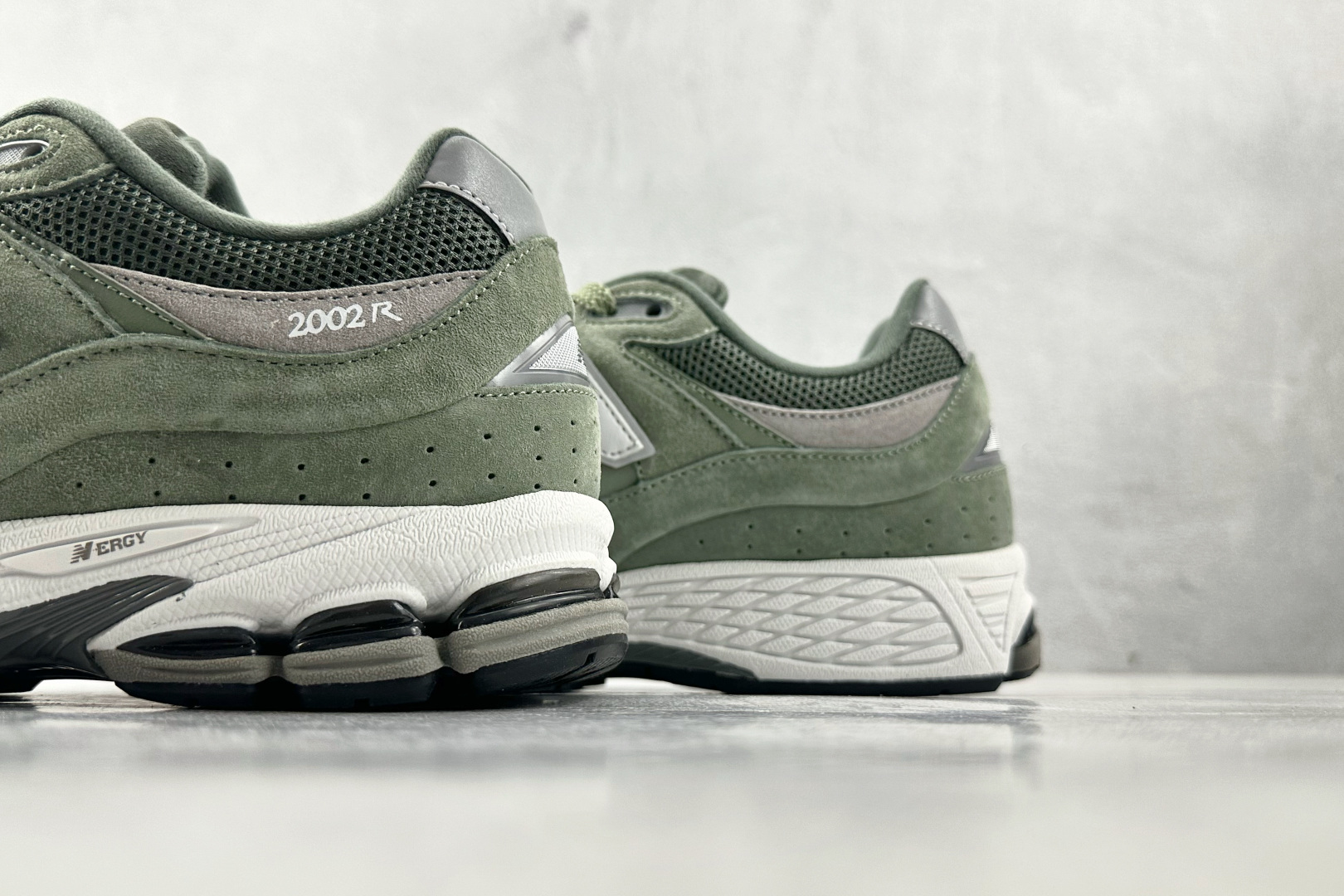 大厂出品 New Balance NB 2002R 绿色 M2002RG1