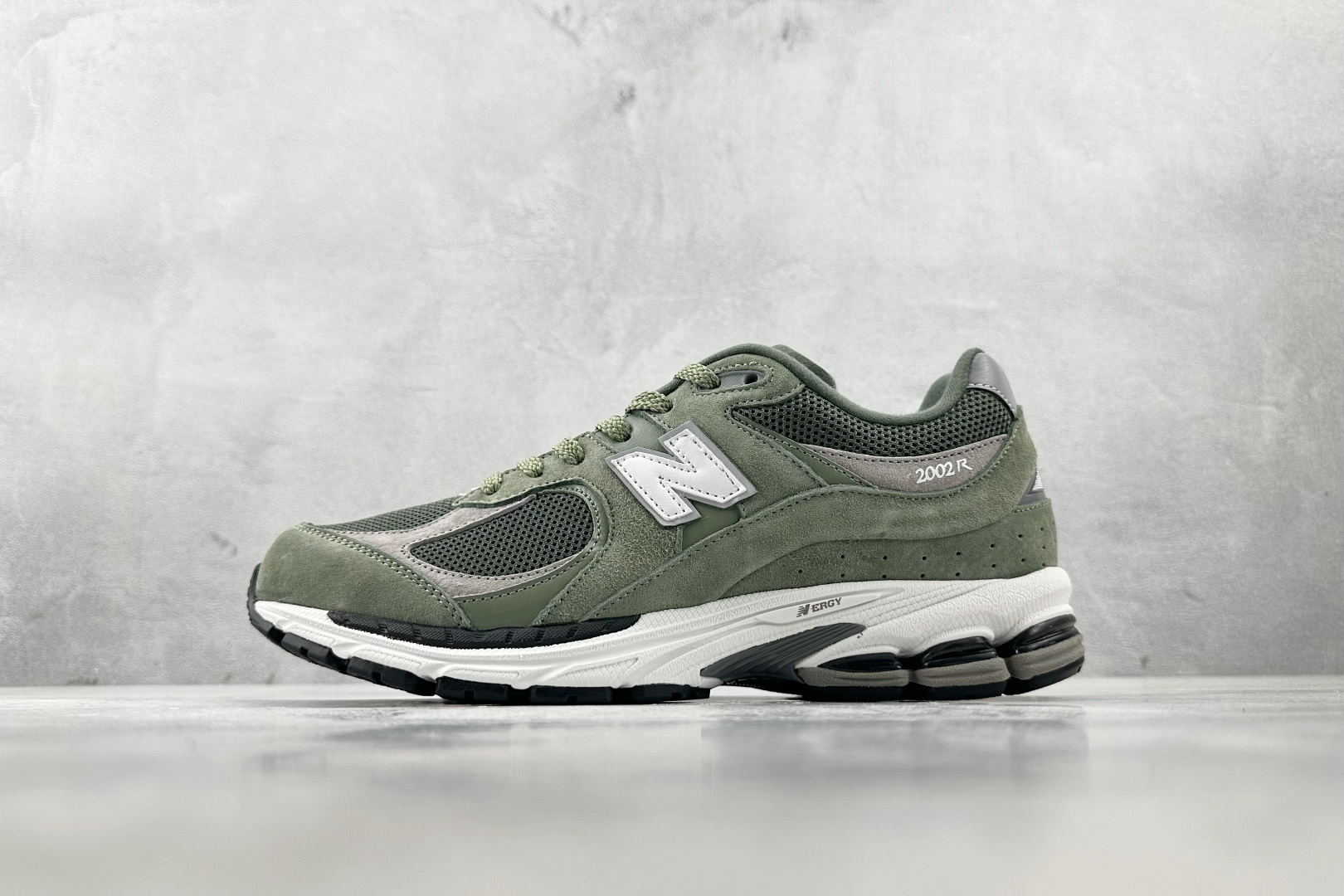 大厂出品 New Balance NB 2002R 绿色 M2002RG1