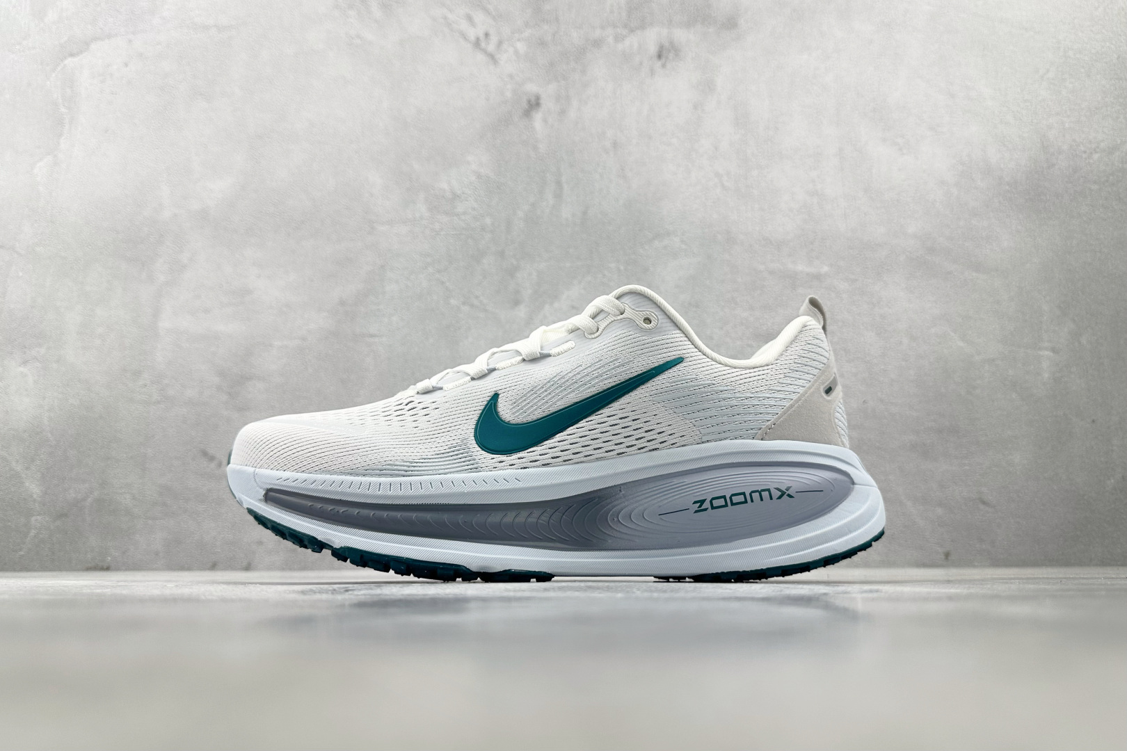 全套数据私模 Nike Vomero 18 白色 HM6804-103