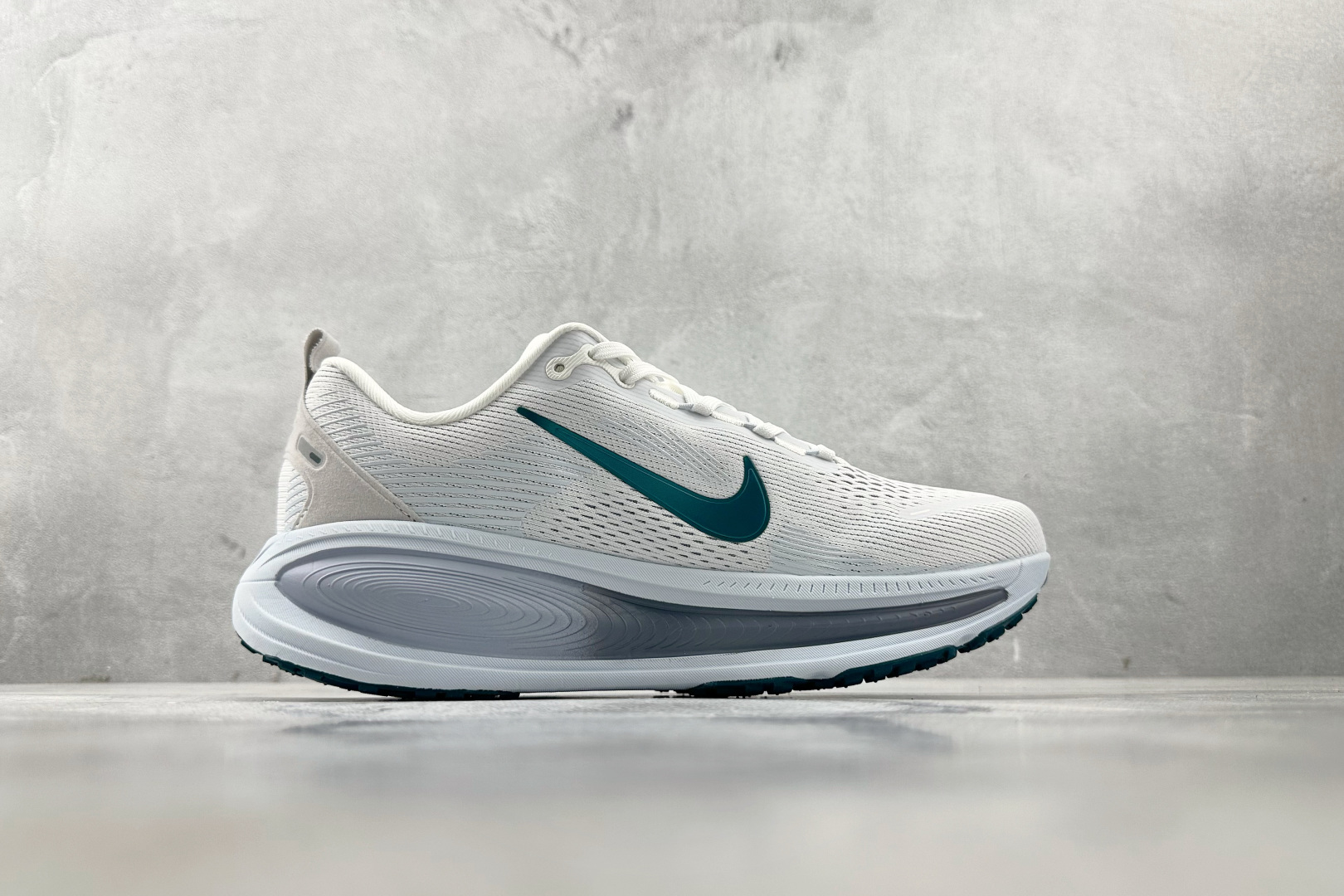 全套数据私模 Nike Vomero 18 白色 HM6804-103