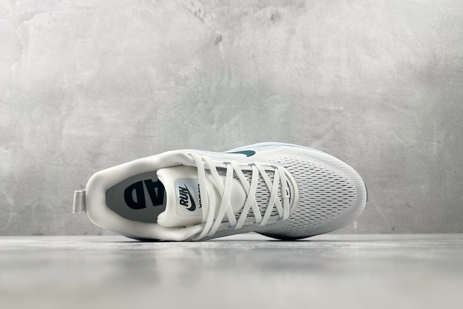 全套数据私模 Nike Vomero 18 白色 HM6804-103