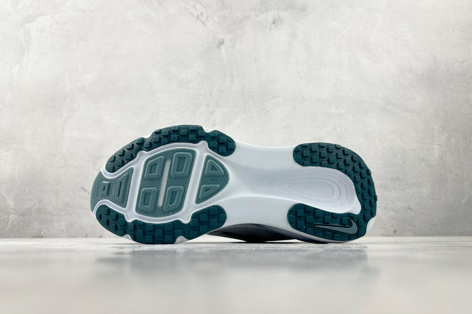 全套数据私模 Nike Vomero 18 白色 HM6804-103