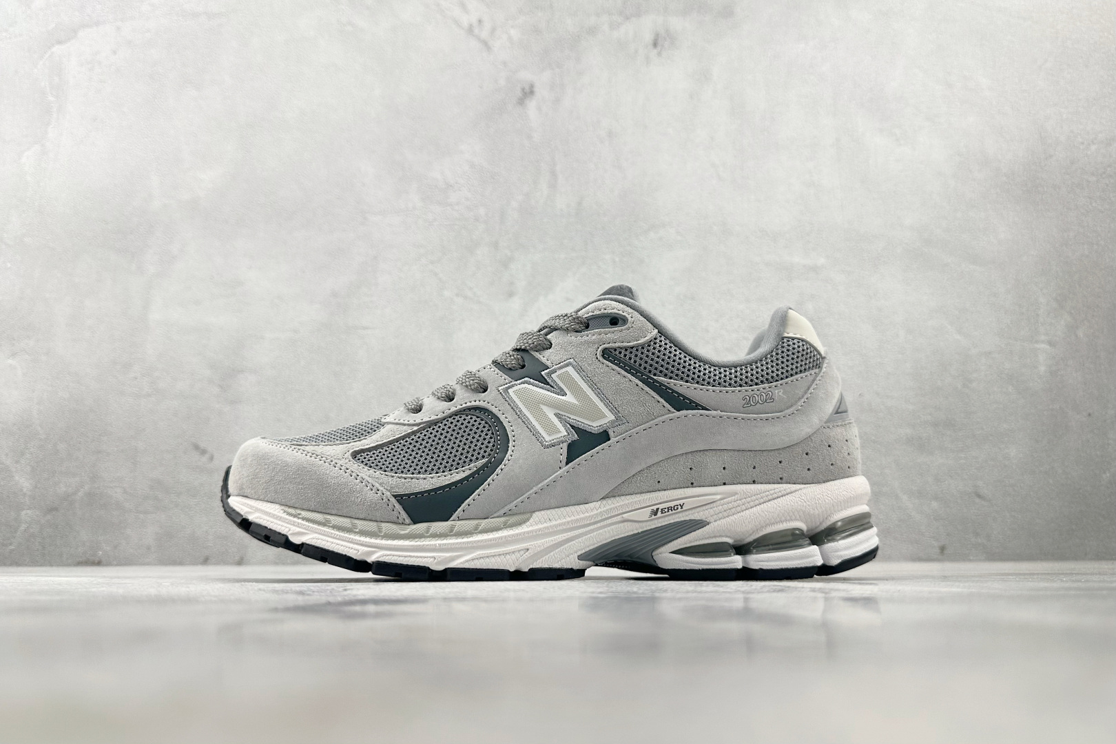大厂出品 New Balance NB 2002R 灰色 M2002RST