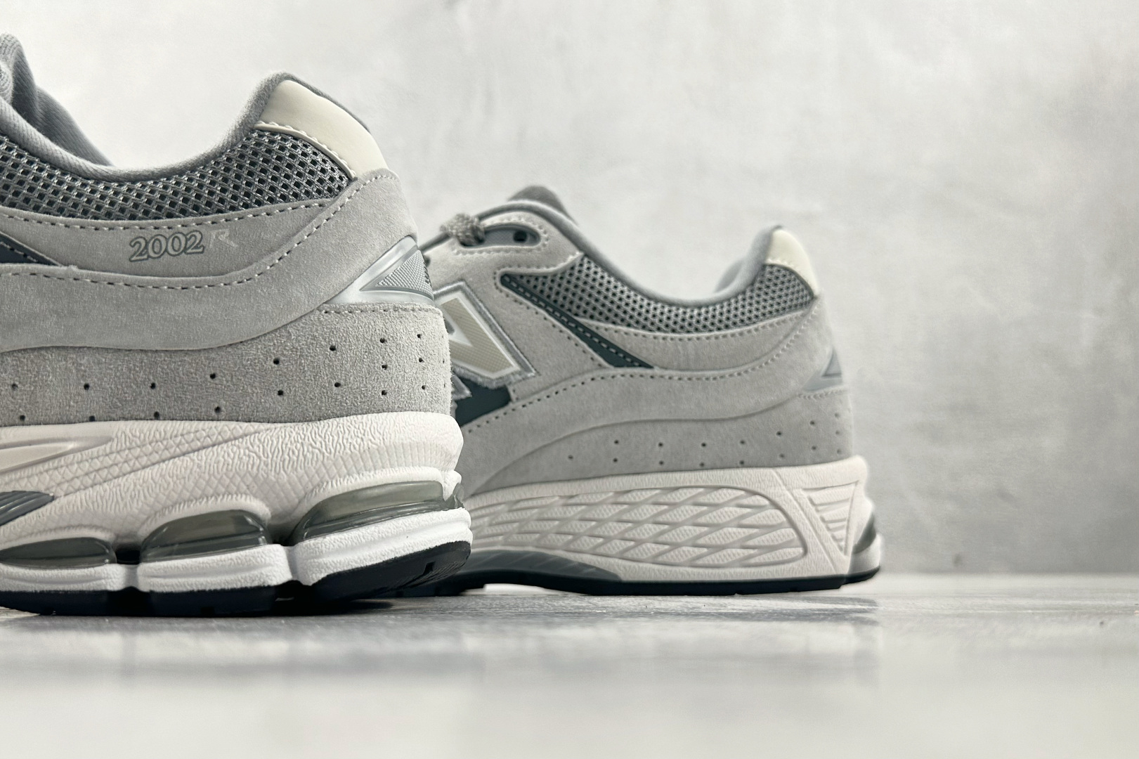 大厂出品 New Balance NB 2002R 灰色 M2002RST