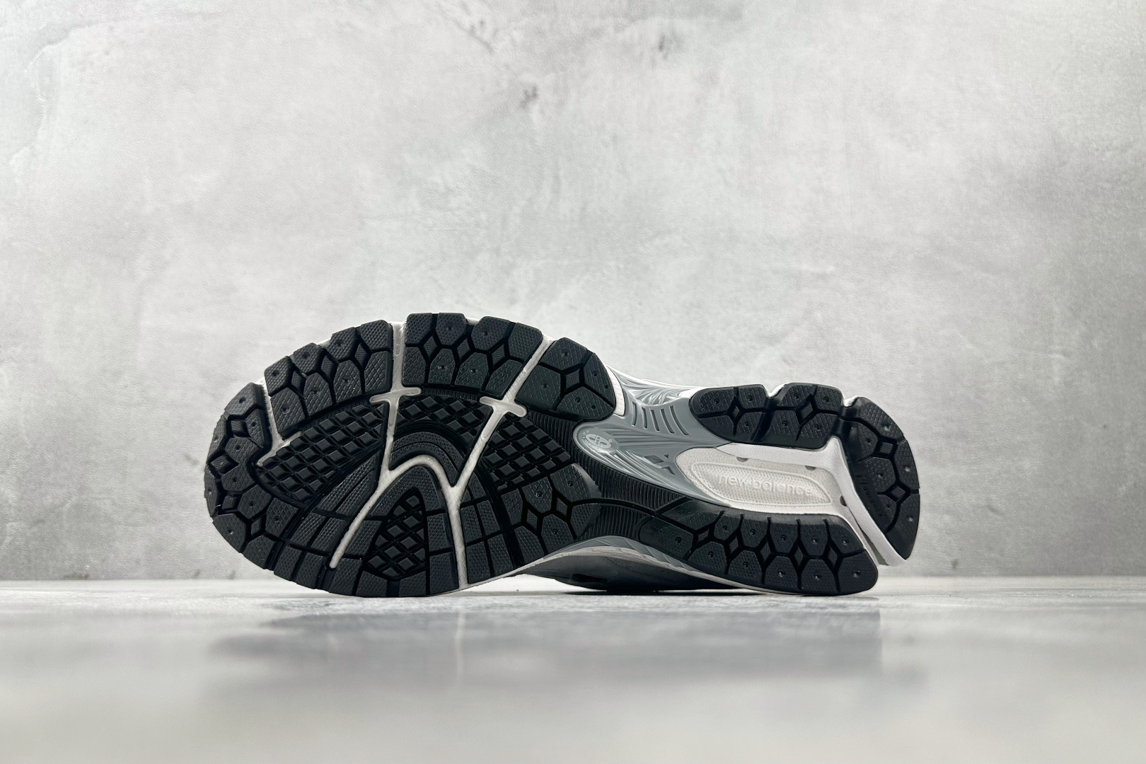 大厂出品 New Balance NB 2002R 灰色 M2002RST