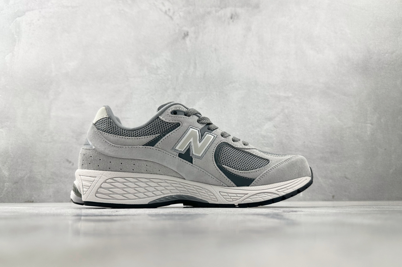大厂出品 New Balance NB 2002R 灰色 M2002RST