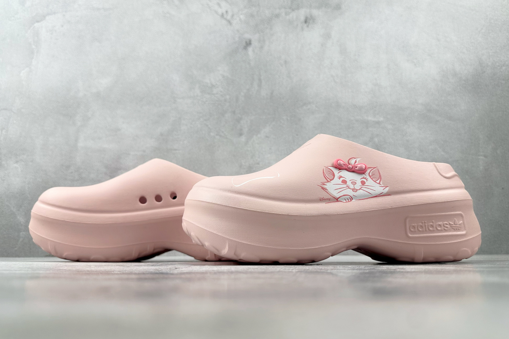 迪士尼《猫儿历险记》× adidas originals ADIFOMSTAN MULE 粉色 JR7150