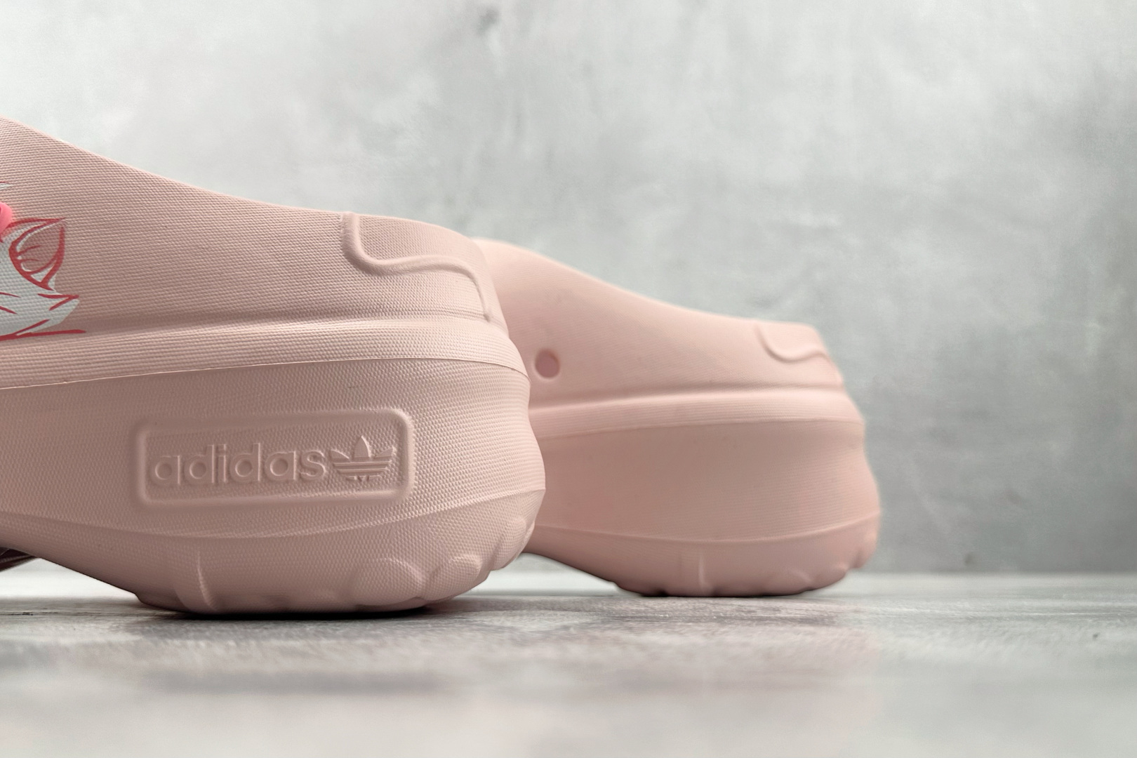 迪士尼《猫儿历险记》× adidas originals ADIFOMSTAN MULE 粉色 JR7150