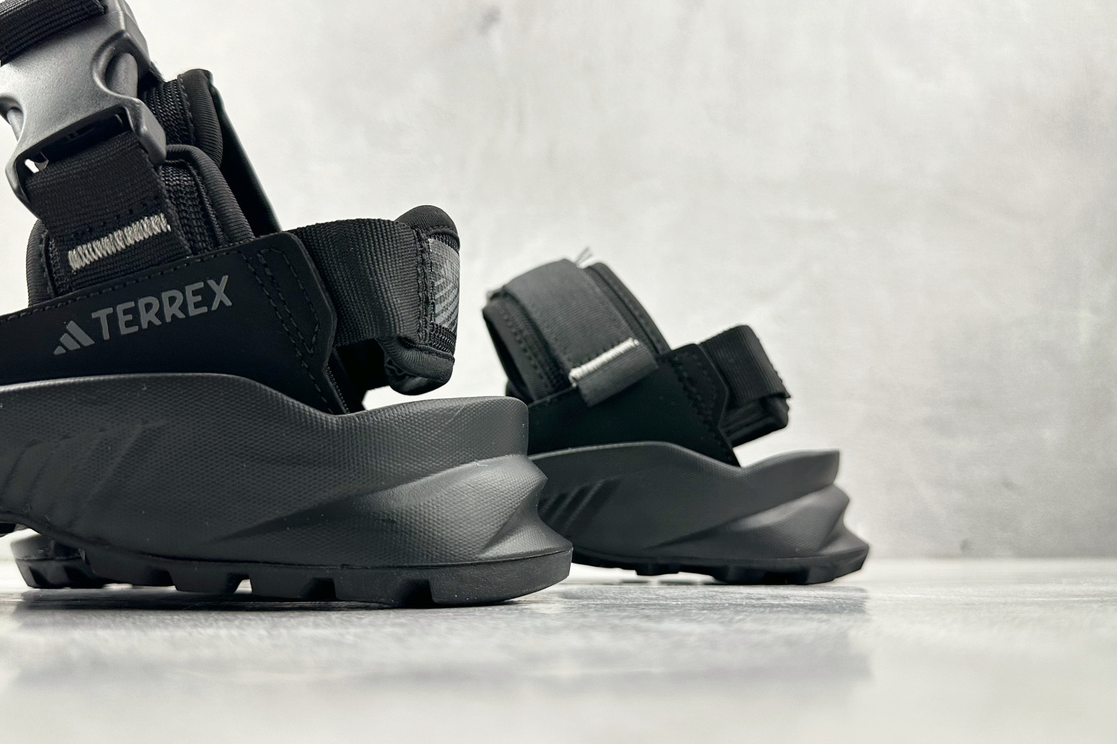 大厂出品 adidas Hydroterra Sandals 黑色 ID4269