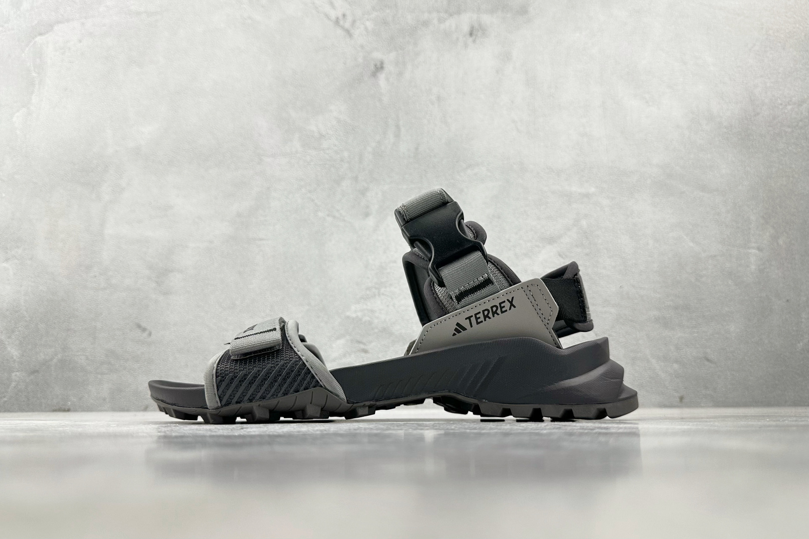 大厂出品 adidas Terrex Hydroterra 灰黑 IE8009