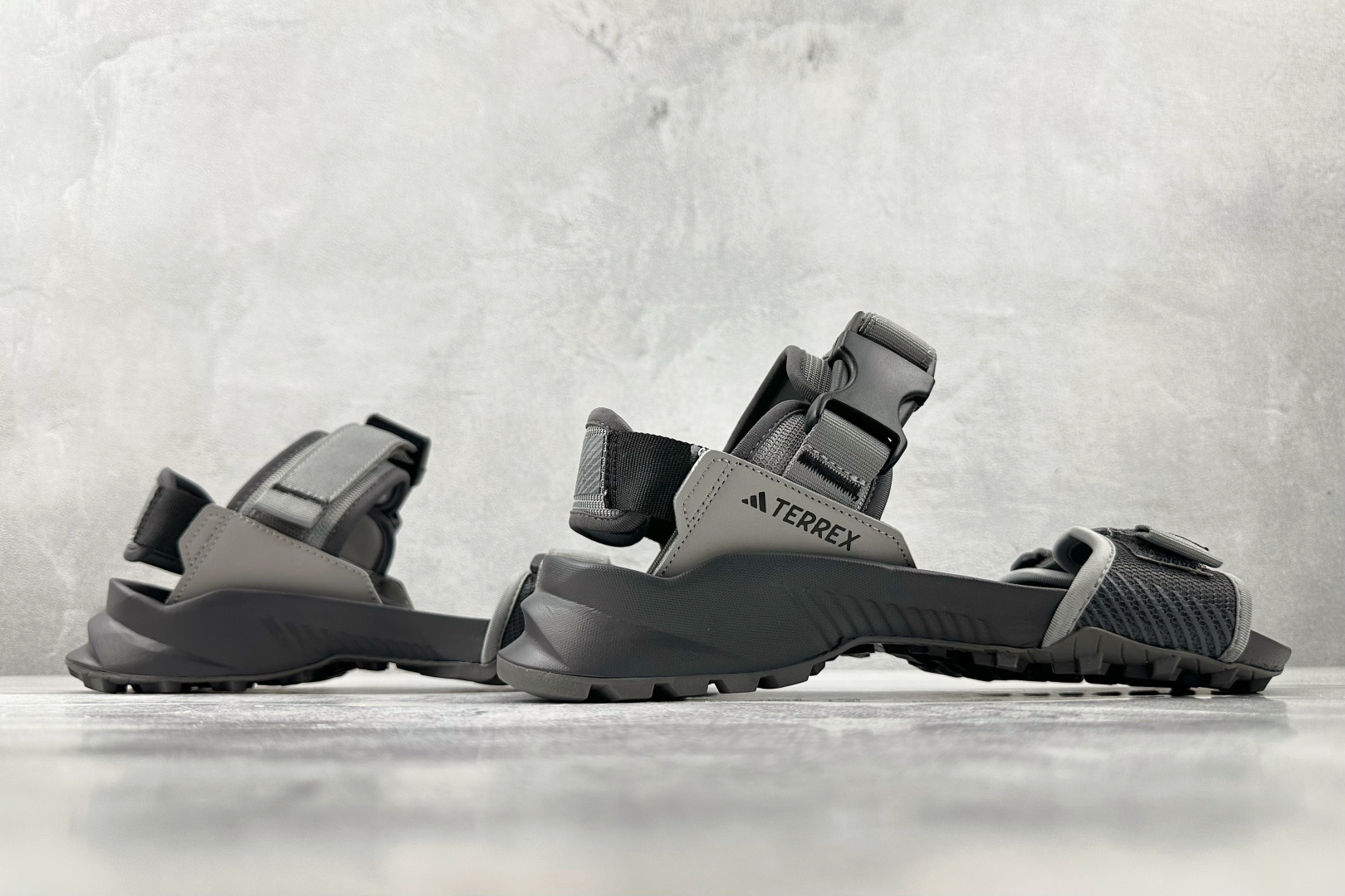 大厂出品 adidas Terrex Hydroterra 灰黑 IE8009