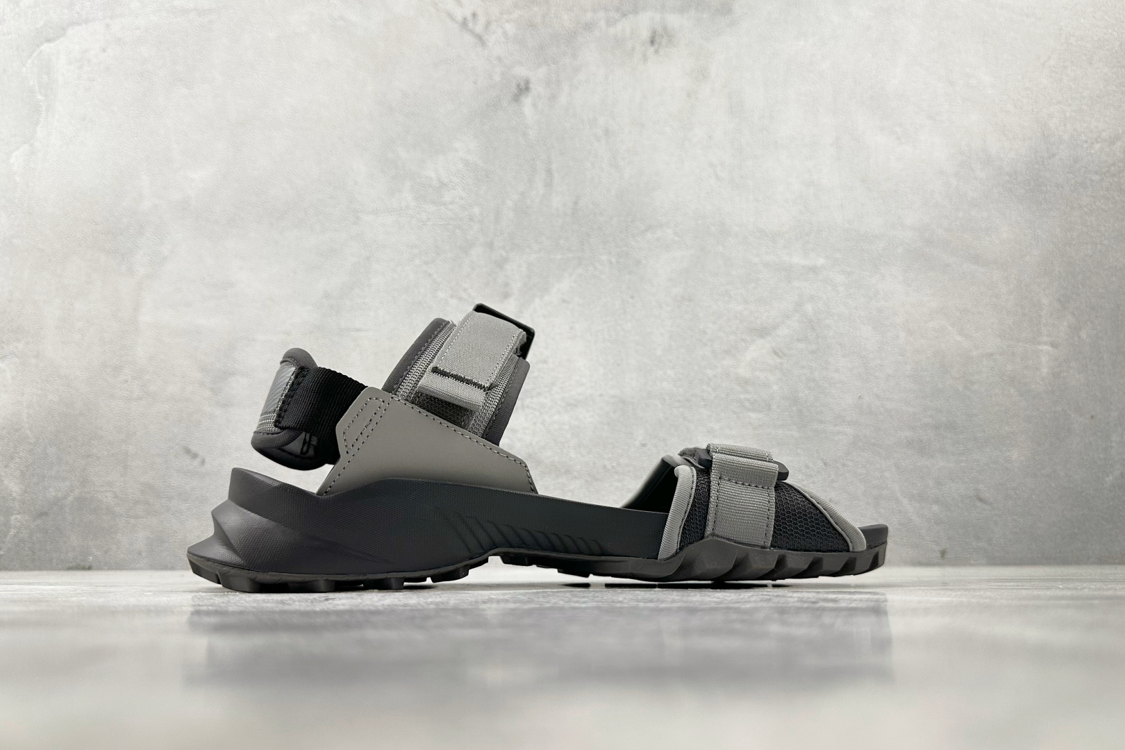 大厂出品 adidas Terrex Hydroterra 灰黑 IE8009