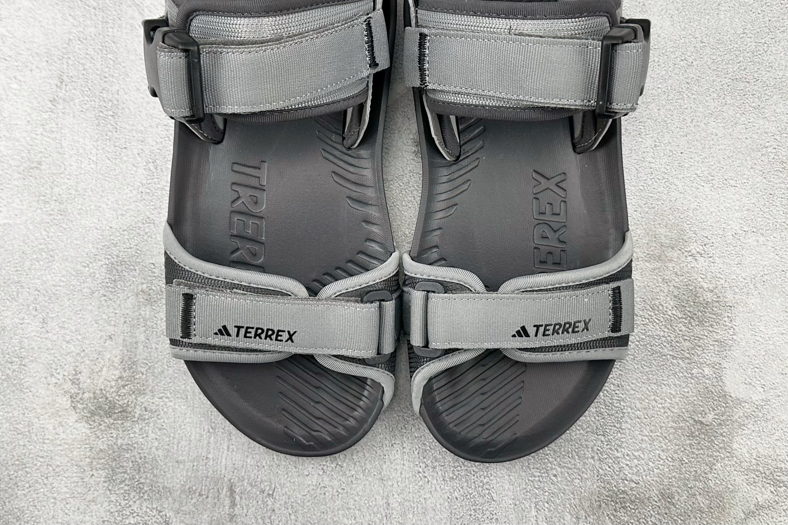 大厂出品 adidas Terrex Hydroterra 灰黑 IE8009