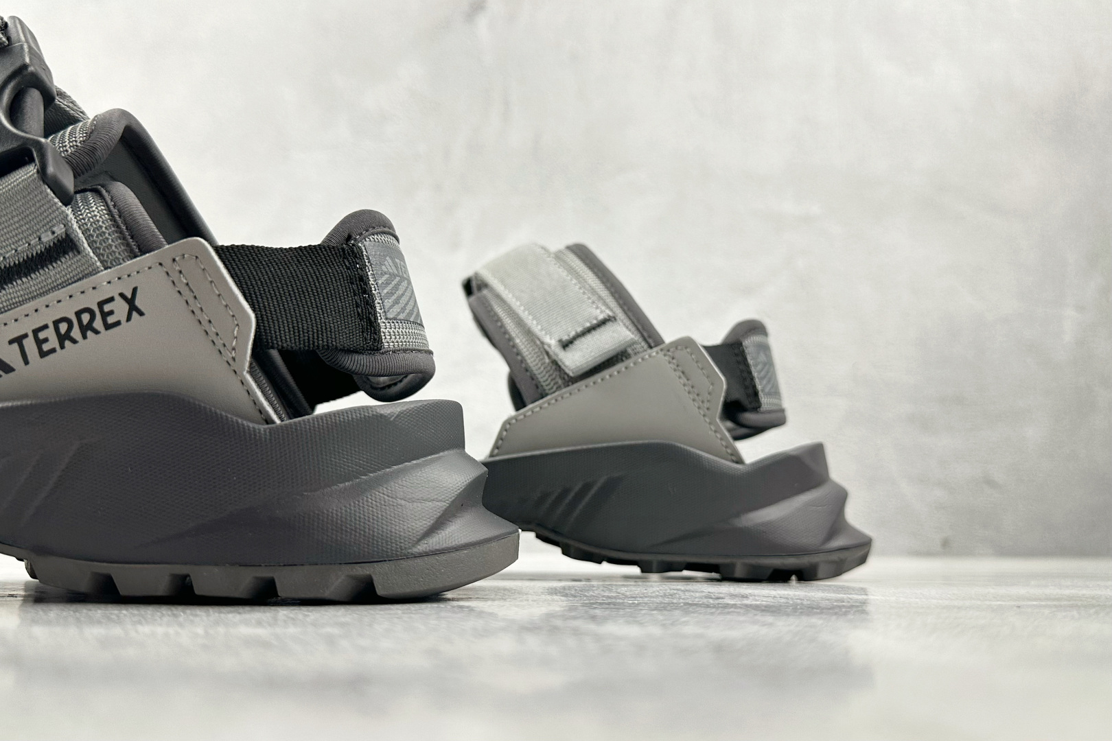 大厂出品 adidas Terrex Hydroterra 灰黑 IE8009