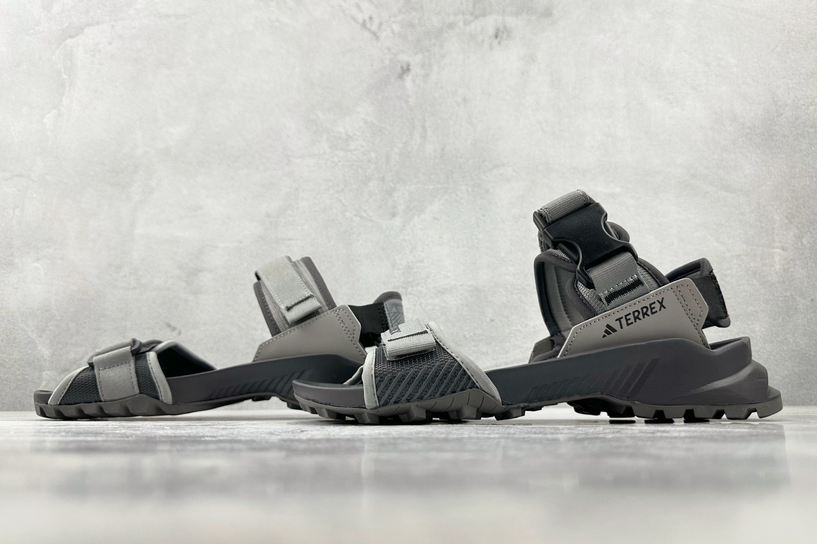 大厂出品 adidas Terrex Hydroterra 灰黑 IE8009