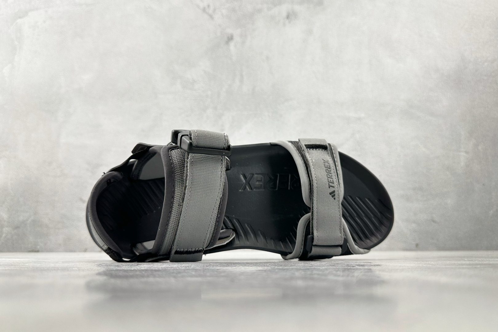 大厂出品 adidas Terrex Hydroterra 灰黑 IE8009