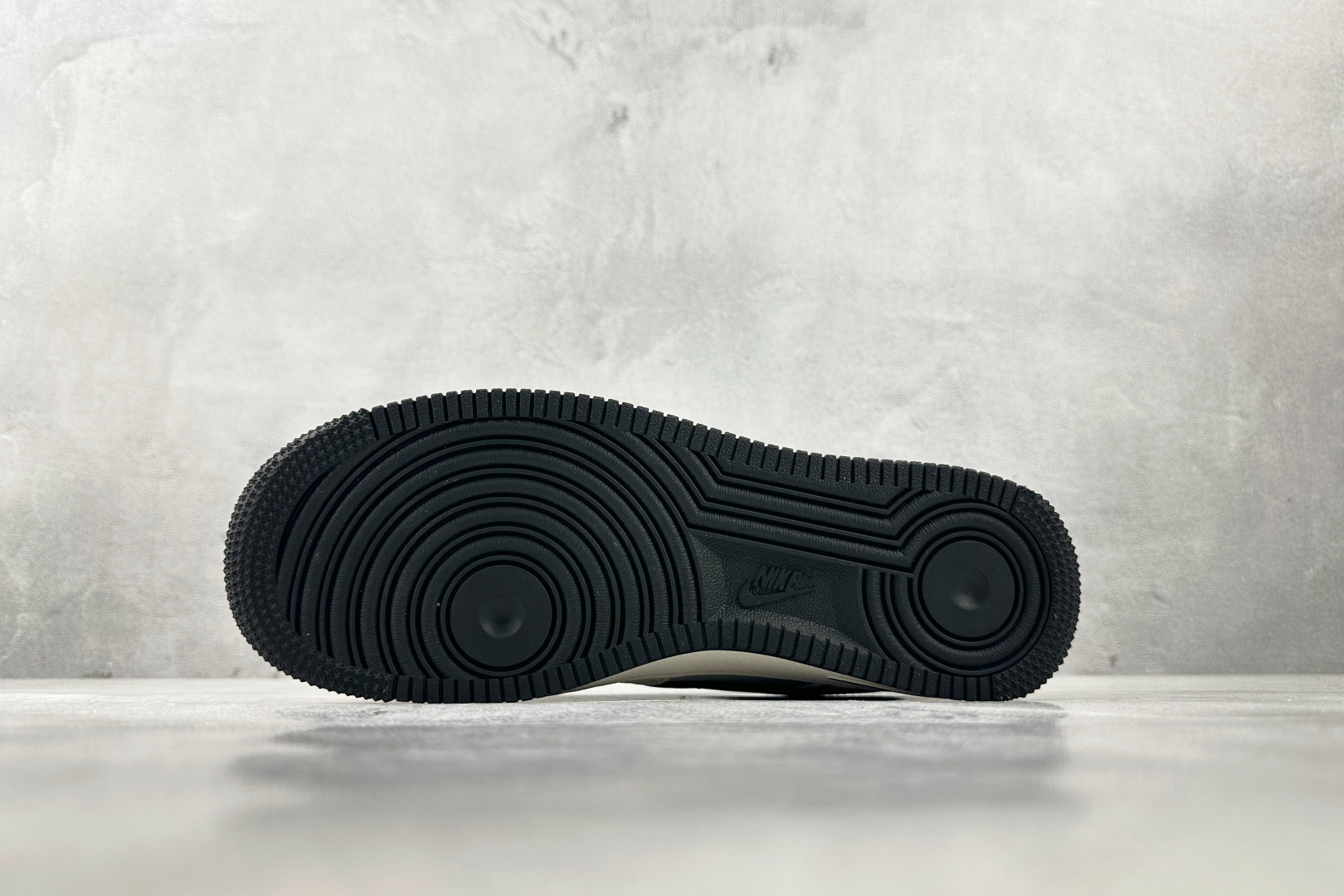 260 Nike Air Force 1'07 问界 M9 联名 米白黑 XS1958-609