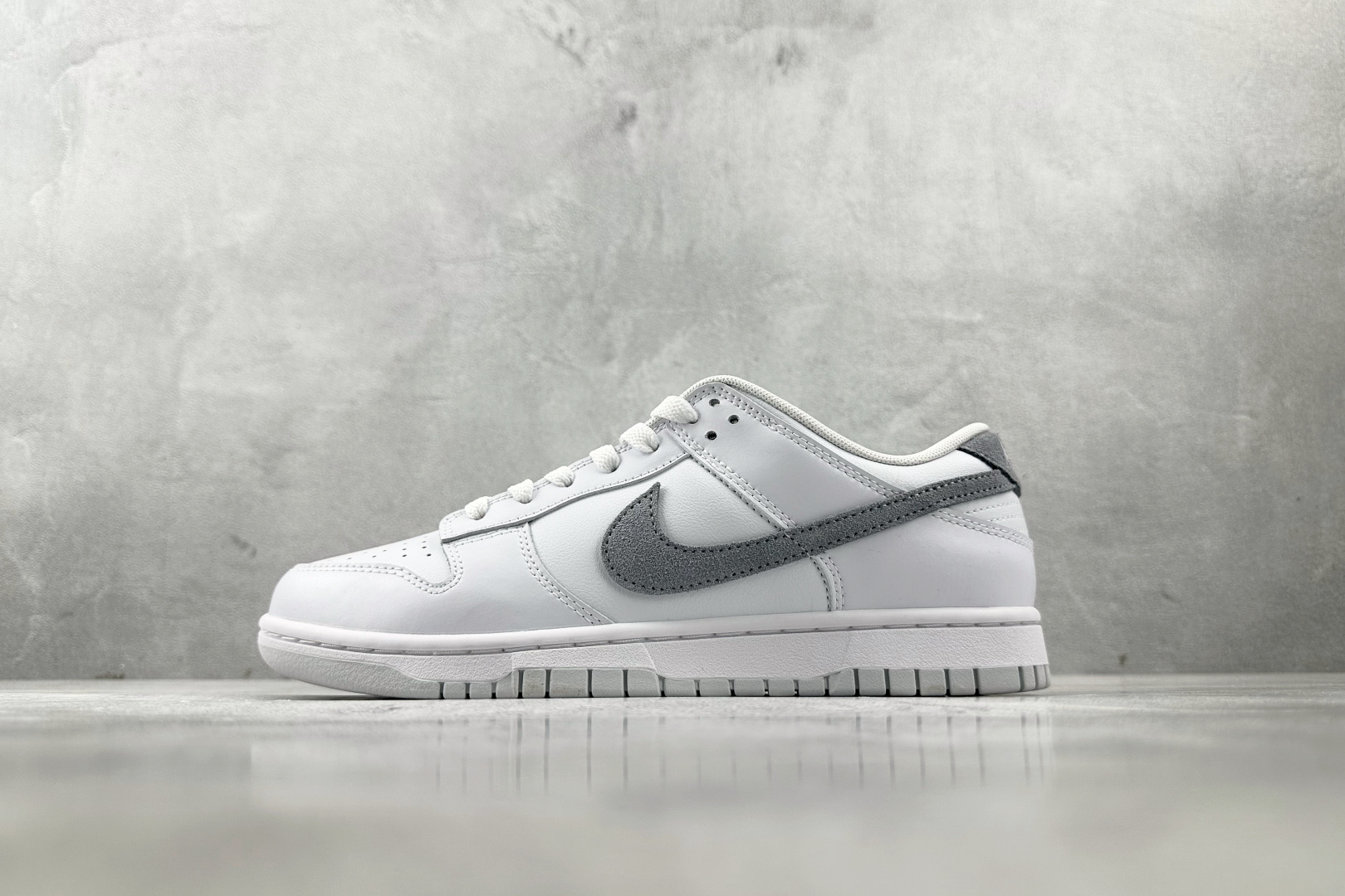 YC 双十一特价双十一特价 Nike Dunk Low 白灰货号：IH0632-141尺码：40 40.
