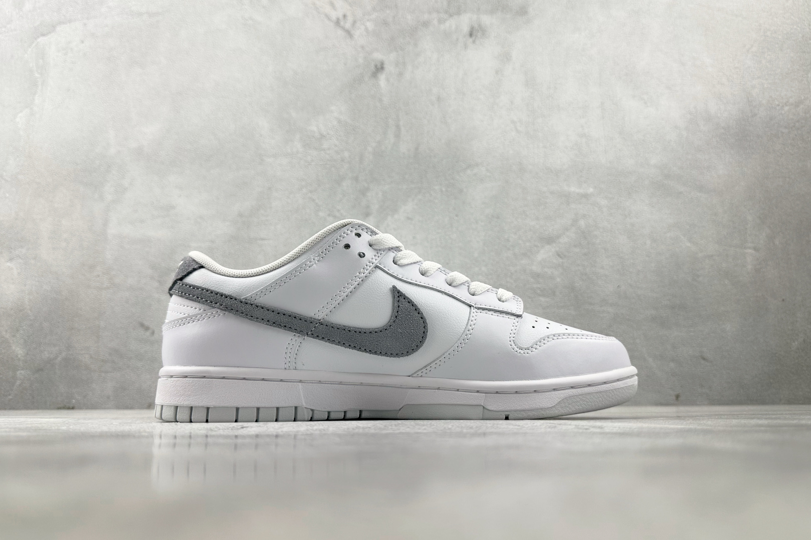YC 双十一特价双十一特价 Nike Dunk Low 白灰货号：IH0632-141尺码：40 40.