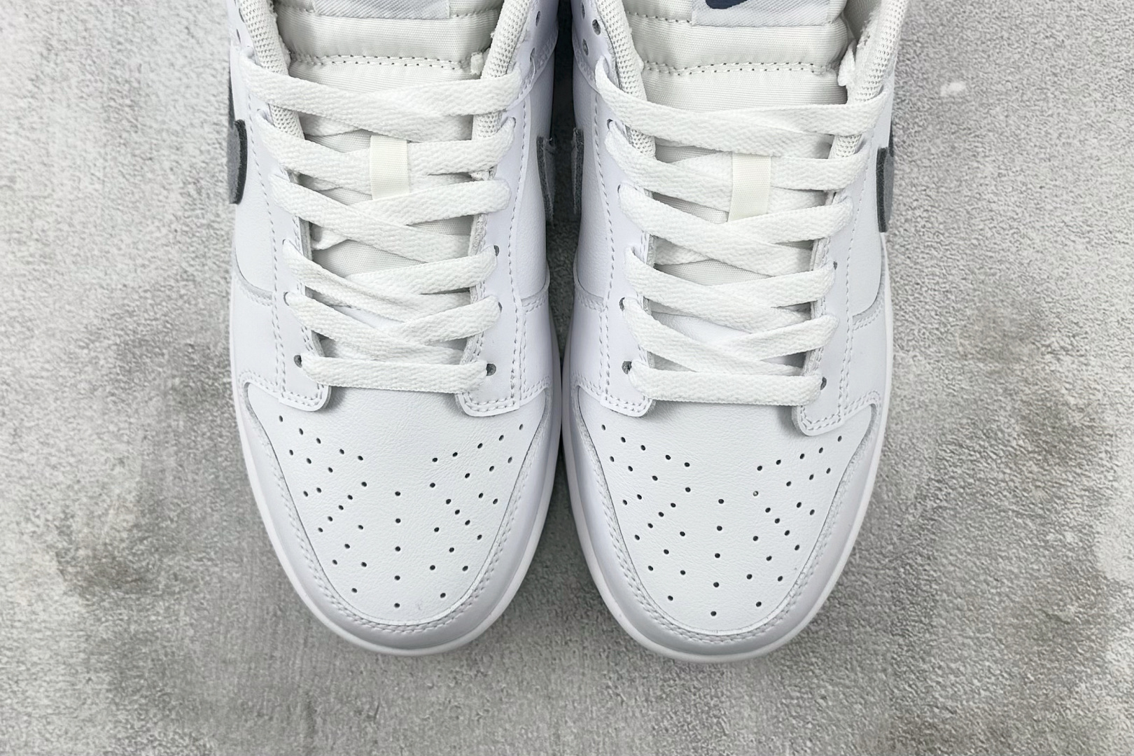 YC 双十一特价双十一特价 Nike Dunk Low 白灰货号：IH0632-141尺码：40 40.