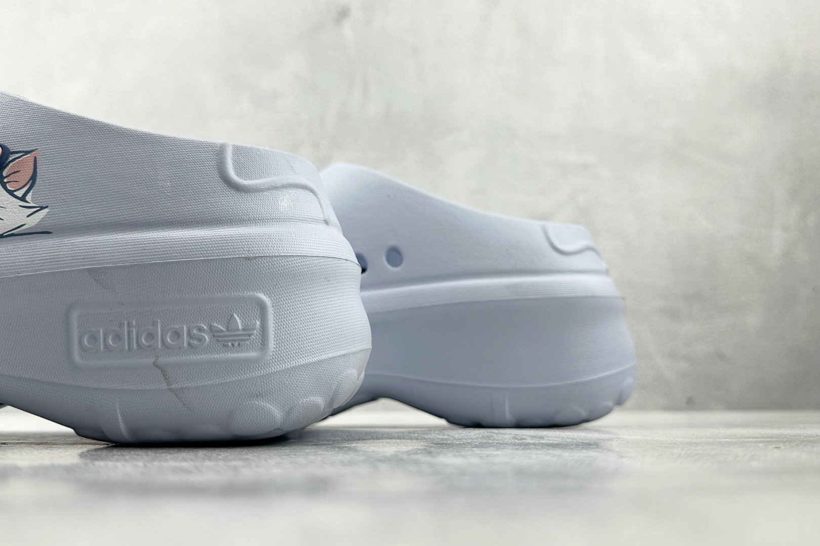 120 迪士尼《猫儿历险记》× adidas originals ADIFOMSTAN MULE 蓝色 JR4245-Chinese UA Cheap High Quatity Brand Clothes Bags handbags Sneakers wholesale wholesaler seller from China Factory suppliers Fashion Clothing Shoes best Quality Beautiful Price 120 迪士尼《猫儿历险记》× adidas originals ADIFOMSTAN MULE 蓝色 JR4245