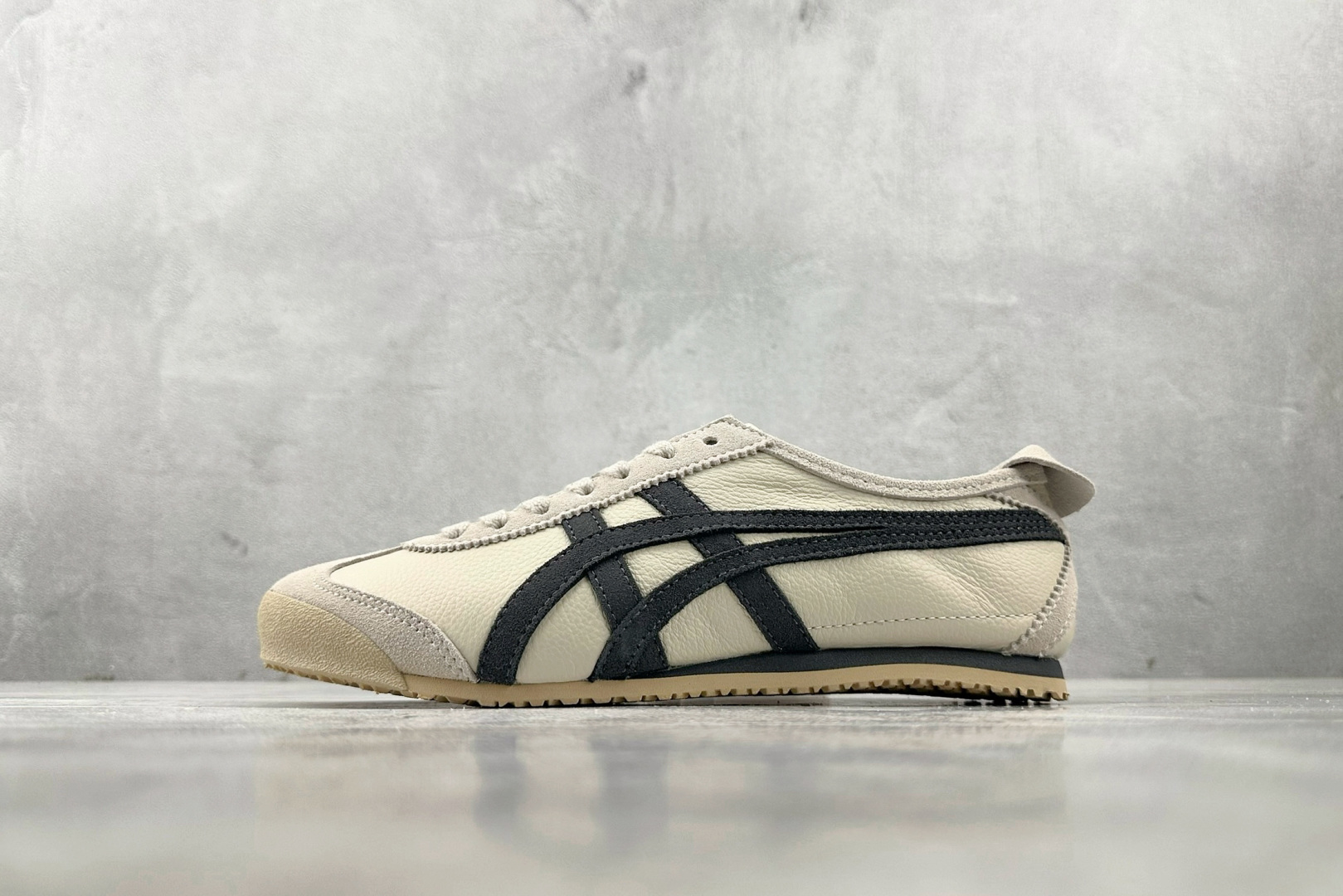 Onitsuka Tiger鬼塚虎 MEXICO 66 奶白炭灰 D2J4L-0297 Onitsuka Tiger鬼塚虎 MEXICO 66 奶白炭灰 D2J4L-0297