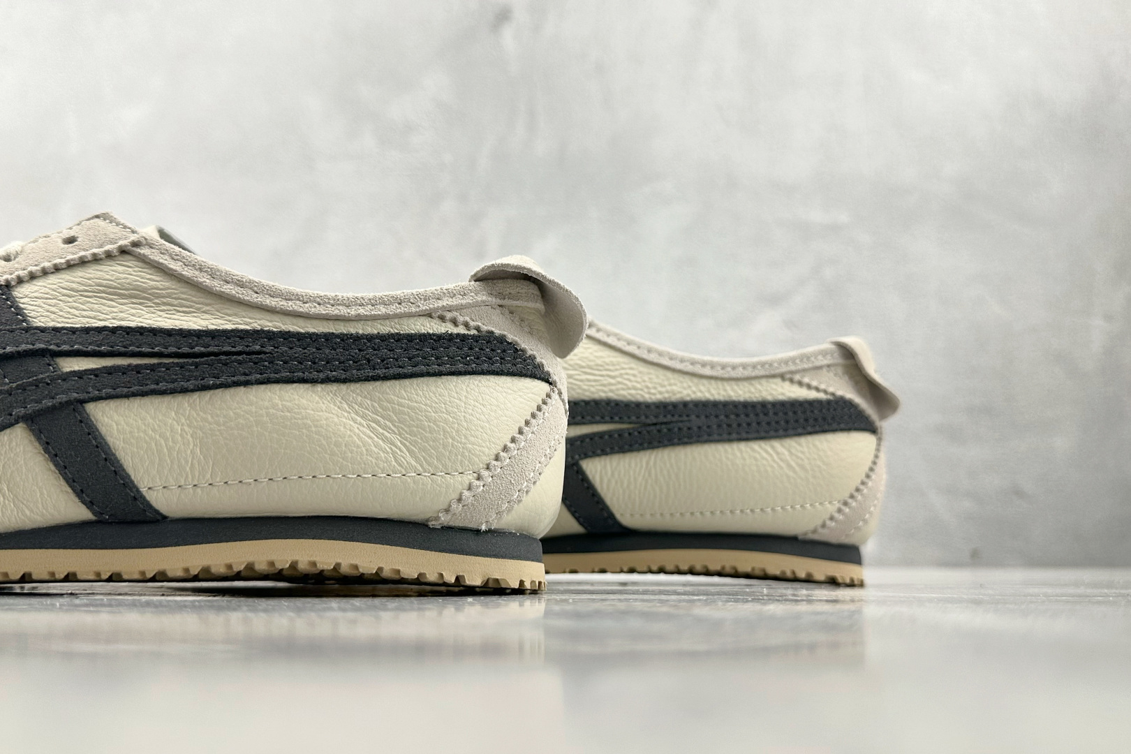 Onitsuka Tiger鬼塚虎 MEXICO 66 奶白炭灰 D2J4L-0297 Onitsuka Tiger鬼塚虎 MEXICO 66 奶白炭灰 D2J4L-0297