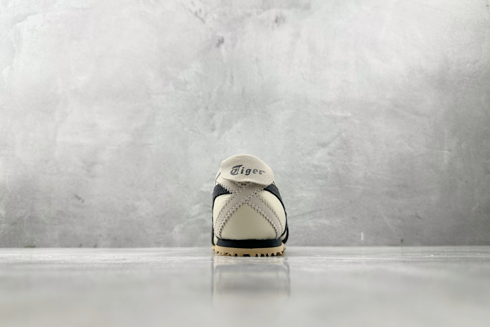 Onitsuka Tiger鬼塚虎 MEXICO 66 奶白炭灰 D2J4L-0297 Onitsuka Tiger鬼塚虎 MEXICO 66 奶白炭灰 D2J4L-0297