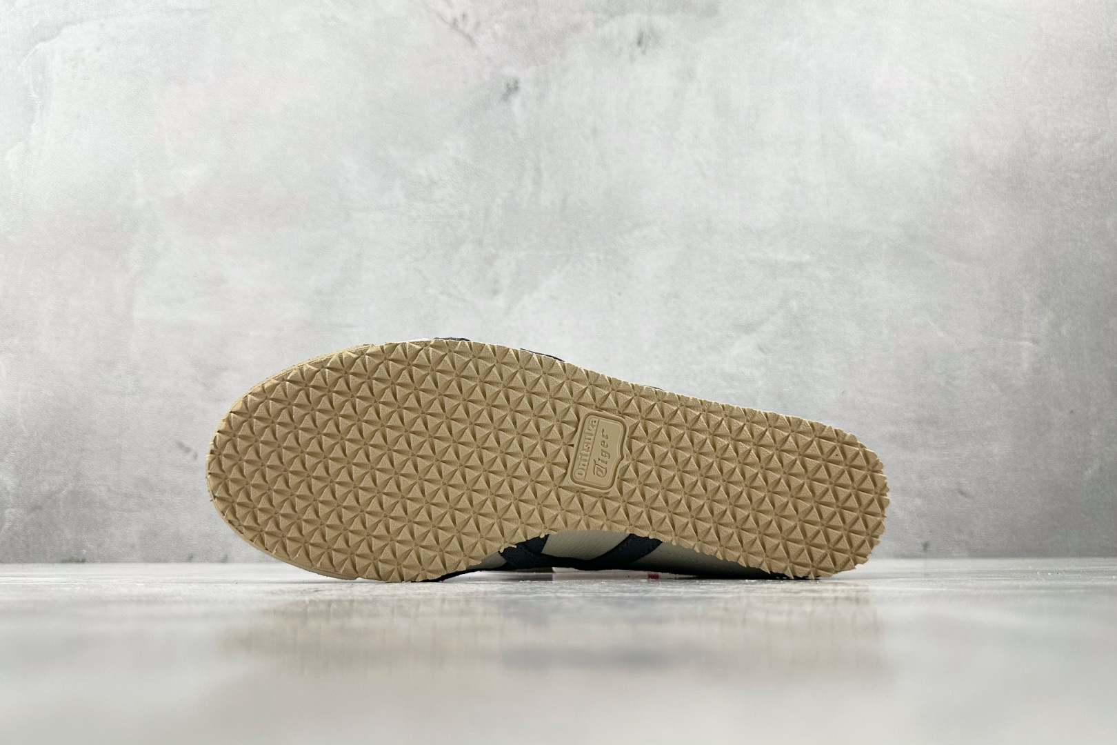 Onitsuka Tiger鬼塚虎 MEXICO 66 奶白炭灰 D2J4L-0297 Onitsuka Tiger鬼塚虎 MEXICO 66 奶白炭灰 D2J4L-0297