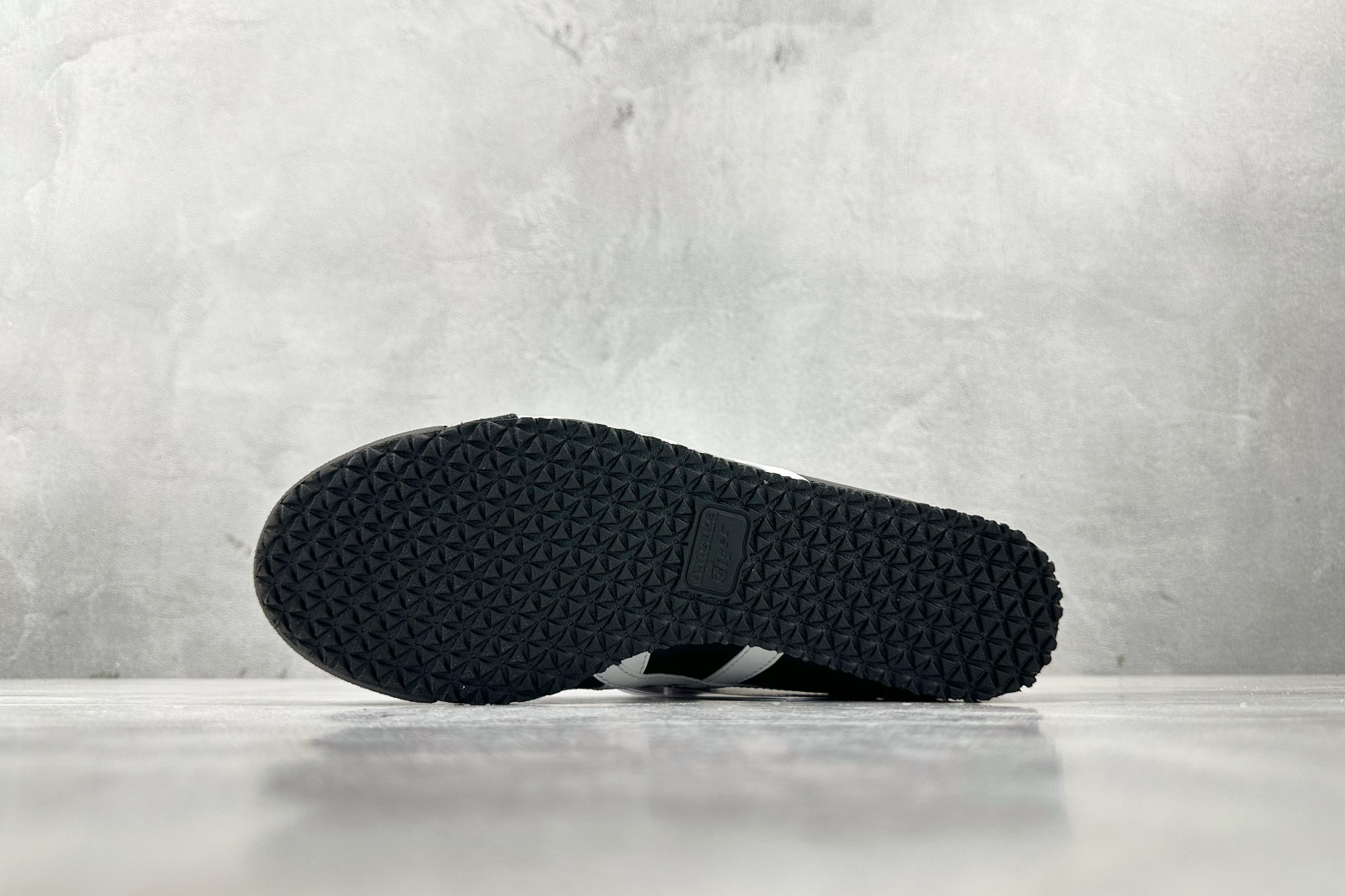 
版型 用料 细节 清洁度  公司级别 可对比同价位 
Onitsuka Tiger鬼塚虎 MEXICO