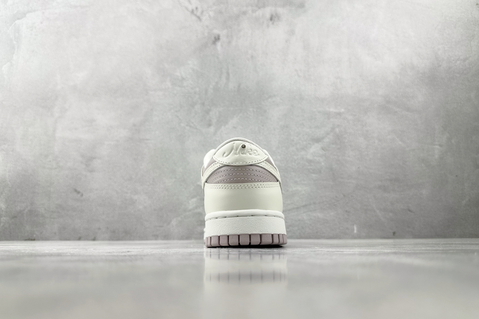 特价 
Nike Dunk Low 灰色

货号：IH0639-011
尺码：35.5 36 36.5 
