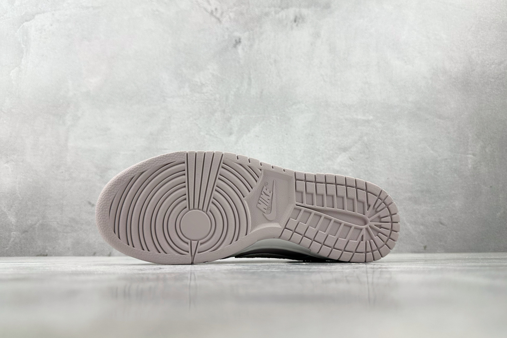 特价 
Nike Dunk Low 灰色

货号：IH0639-011
尺码：35.5 36 36.5 
