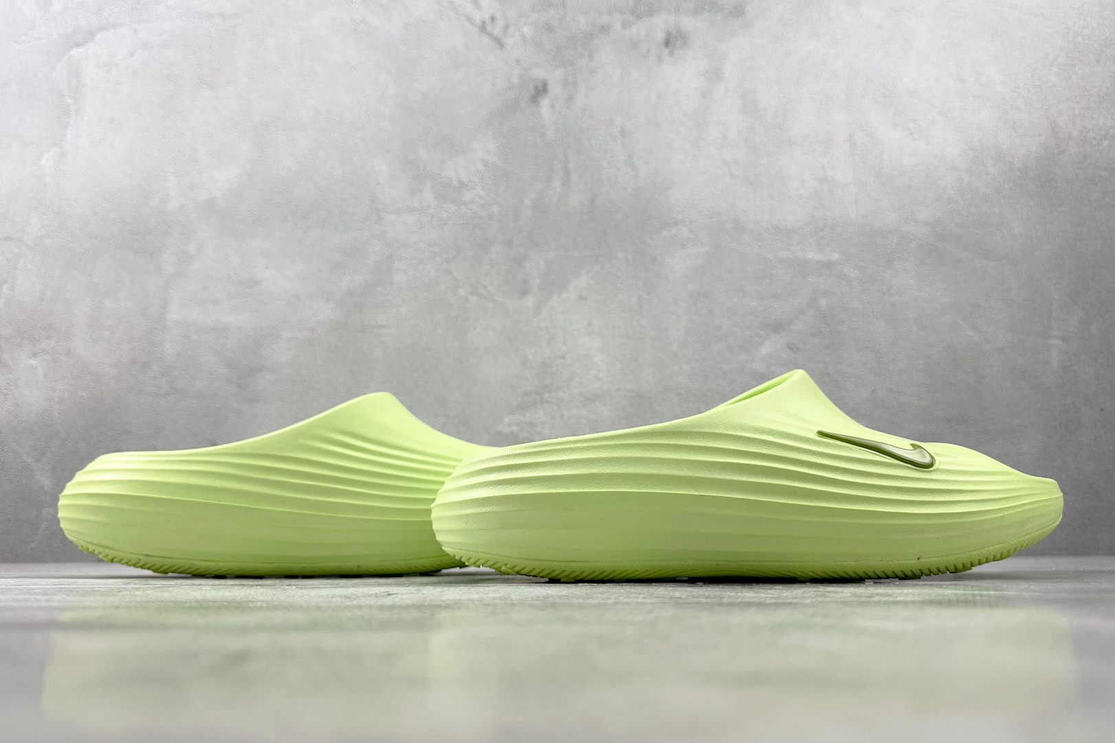 110 大厂出品 Nike ReactX Rejuven8 Slide Barely Volt绿色 HV4479-700