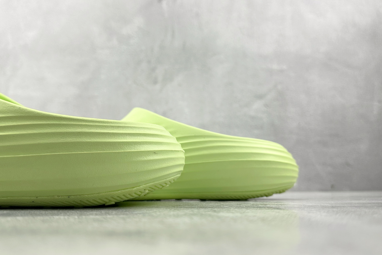 110 大厂出品 Nike ReactX Rejuven8 Slide Barely Volt绿色 HV4479-700