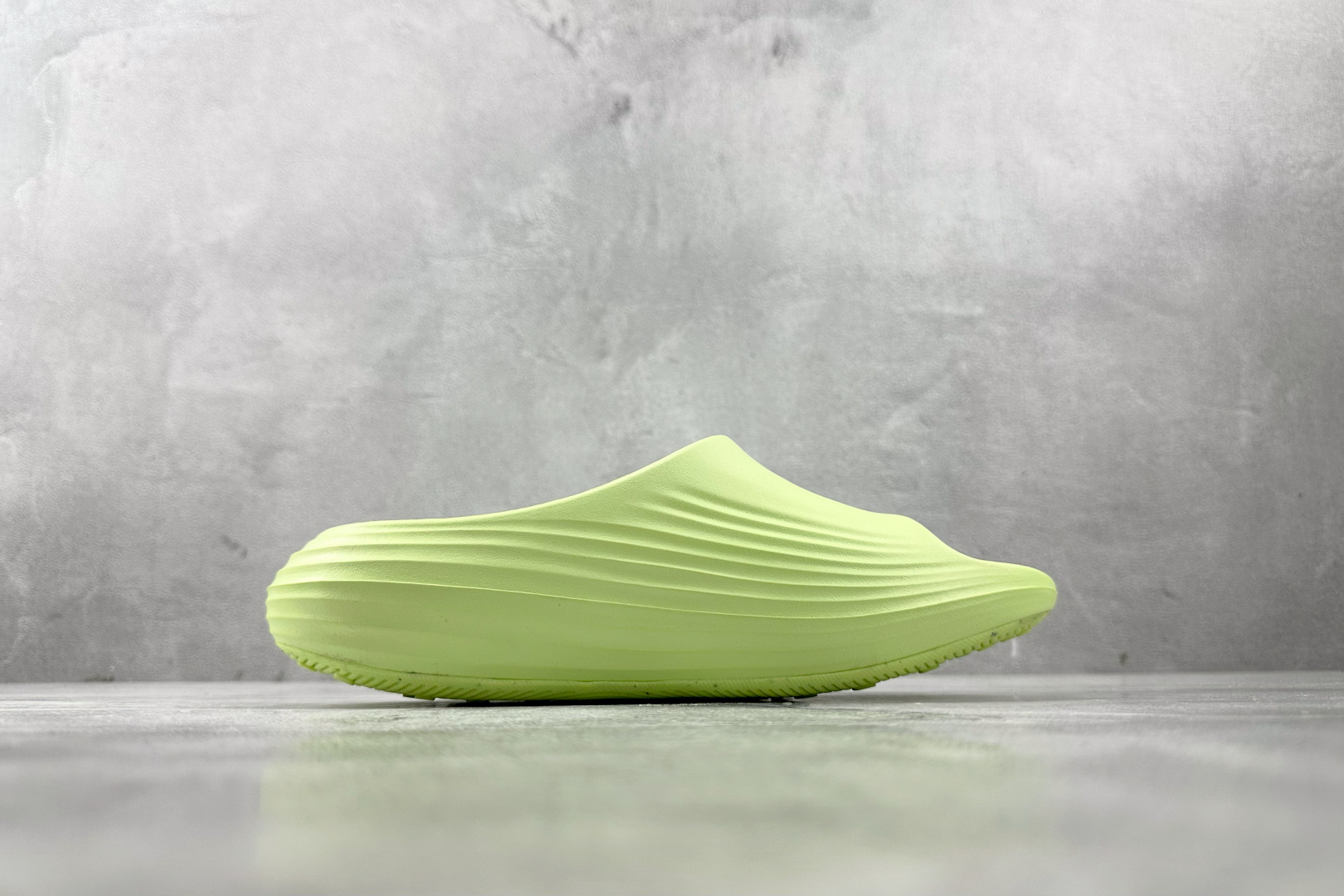 110 大厂出品 Nike ReactX Rejuven8 Slide Barely Volt绿色 HV4479-700