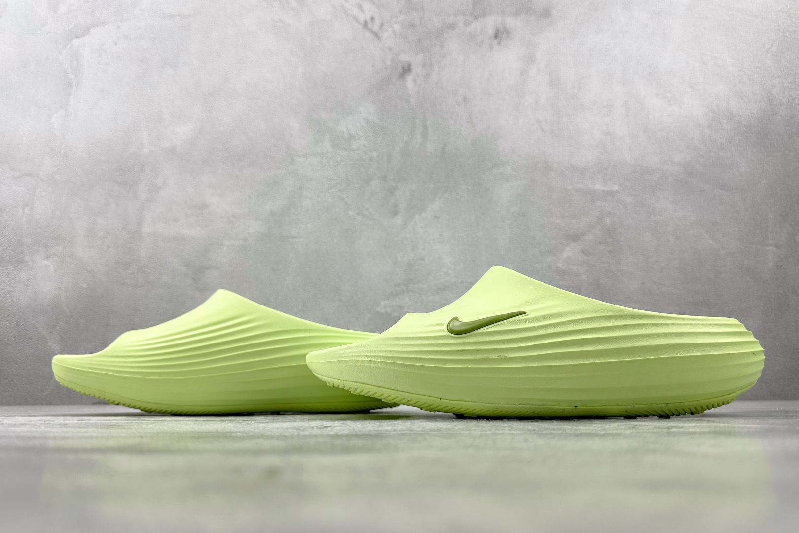 110 大厂出品 Nike ReactX Rejuven8 Slide Barely Volt绿色 HV4479-700