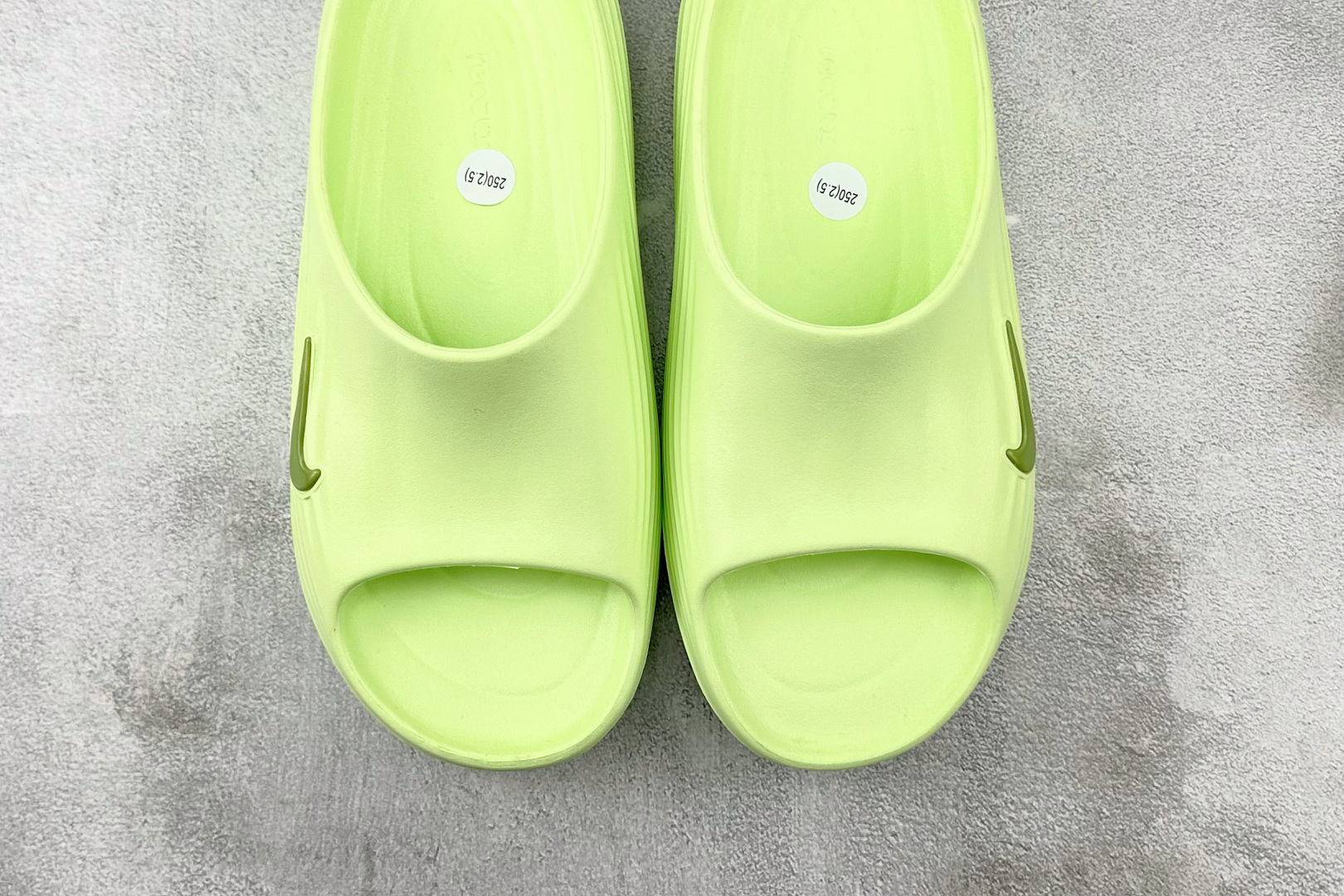 110 大厂出品 Nike ReactX Rejuven8 Slide Barely Volt绿色 HV4479-700