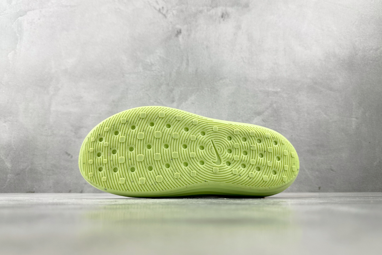 110 大厂出品 Nike ReactX Rejuven8 Slide Barely Volt绿色 HV4479-700