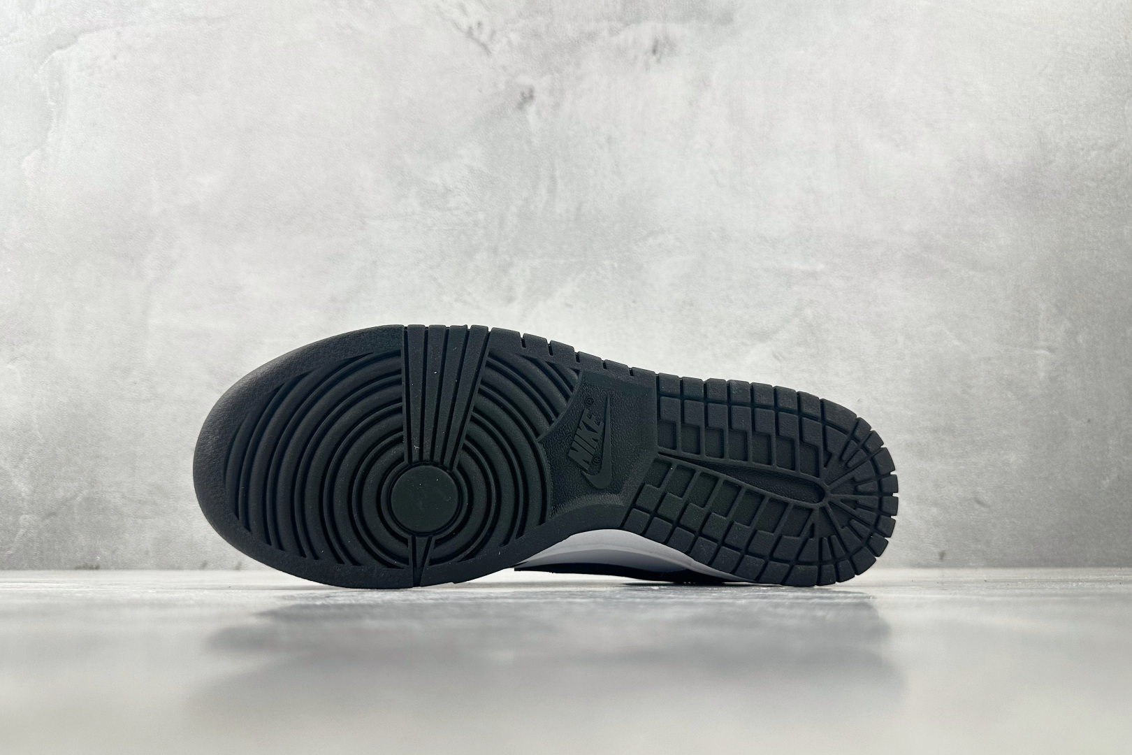 特价 
Nike Dunk LOW RETRO Panda White Black白黑

货号：HF54