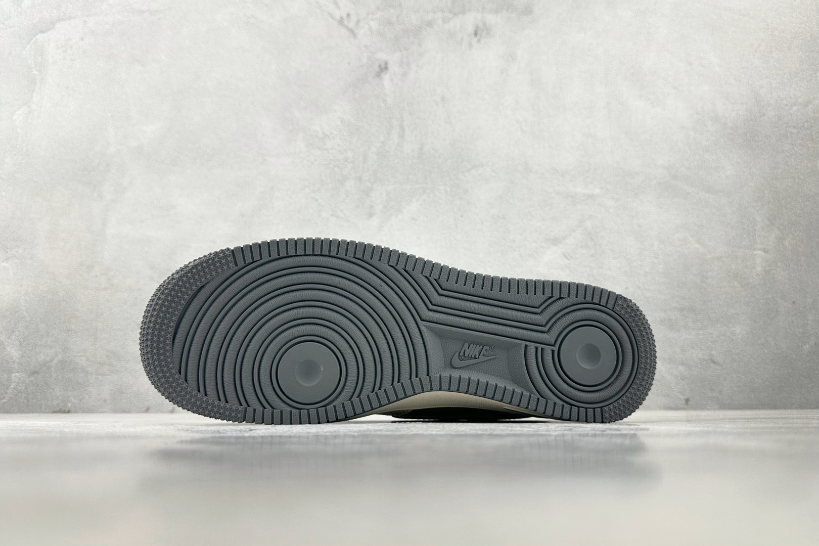 Nike Air Force 1'07 小米 SU7 联名 米白灰 XX3168-201 Nike Air Force 1'07 小米 SU7 联名 米白灰 XX3168-201