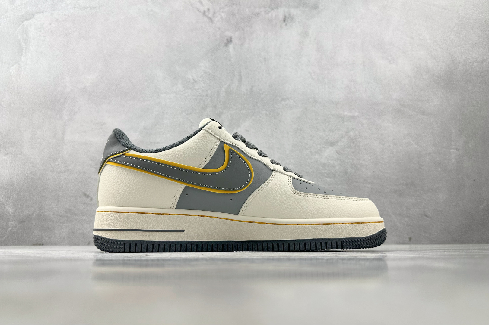 Nike Air Force 1'07 小米 SU7 联名 米白灰 XX3168-201 Nike Air Force 1'07 小米 SU7 联名 米白灰 XX3168-201