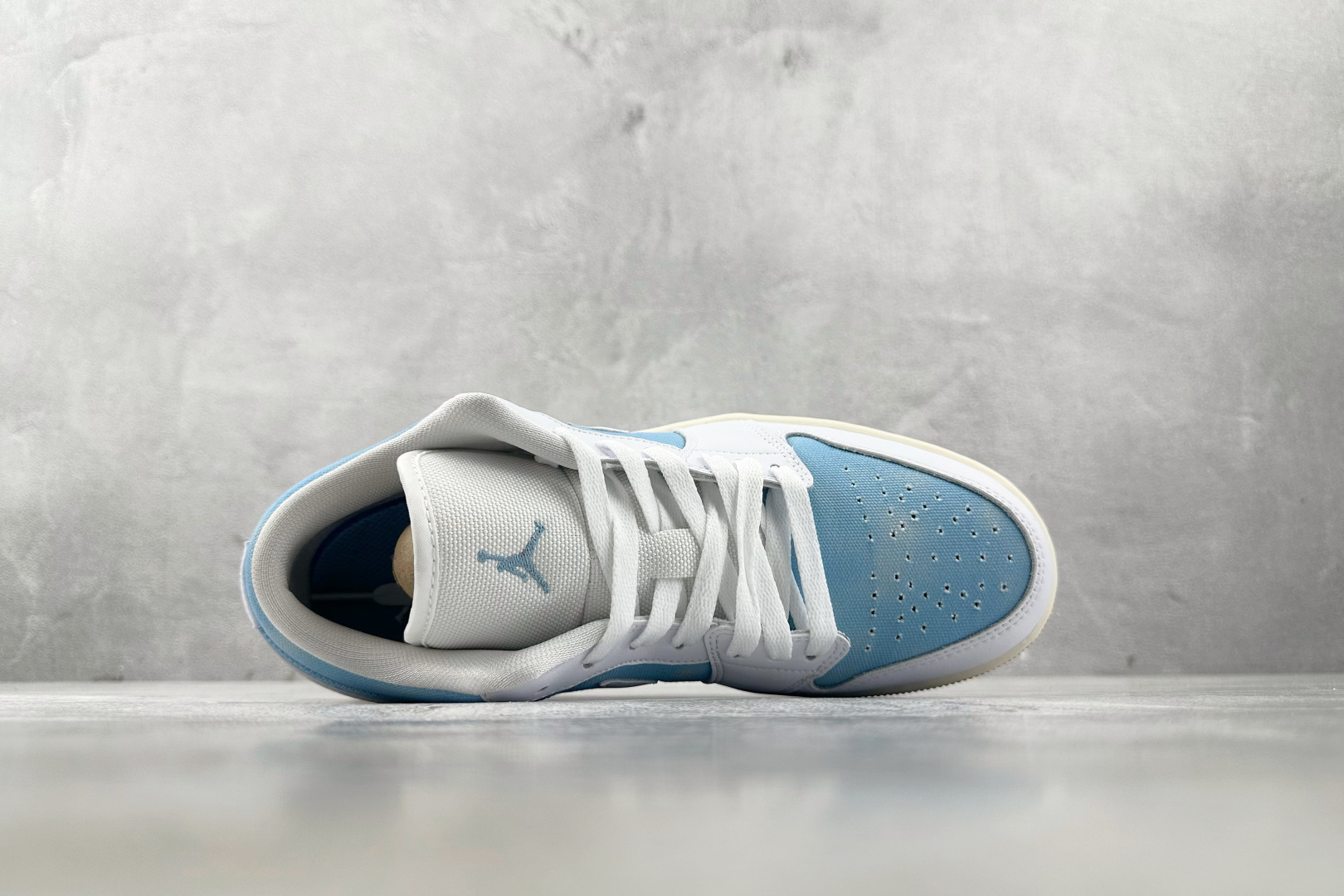 综合版 Jordan Air Jordan 1 蓝白色 HQ2004-400