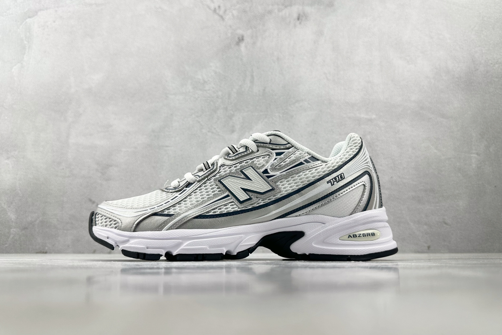 K13 
New Balance NB 740 Y2K 白色

货号：U740WN2
尺码：36 36.
